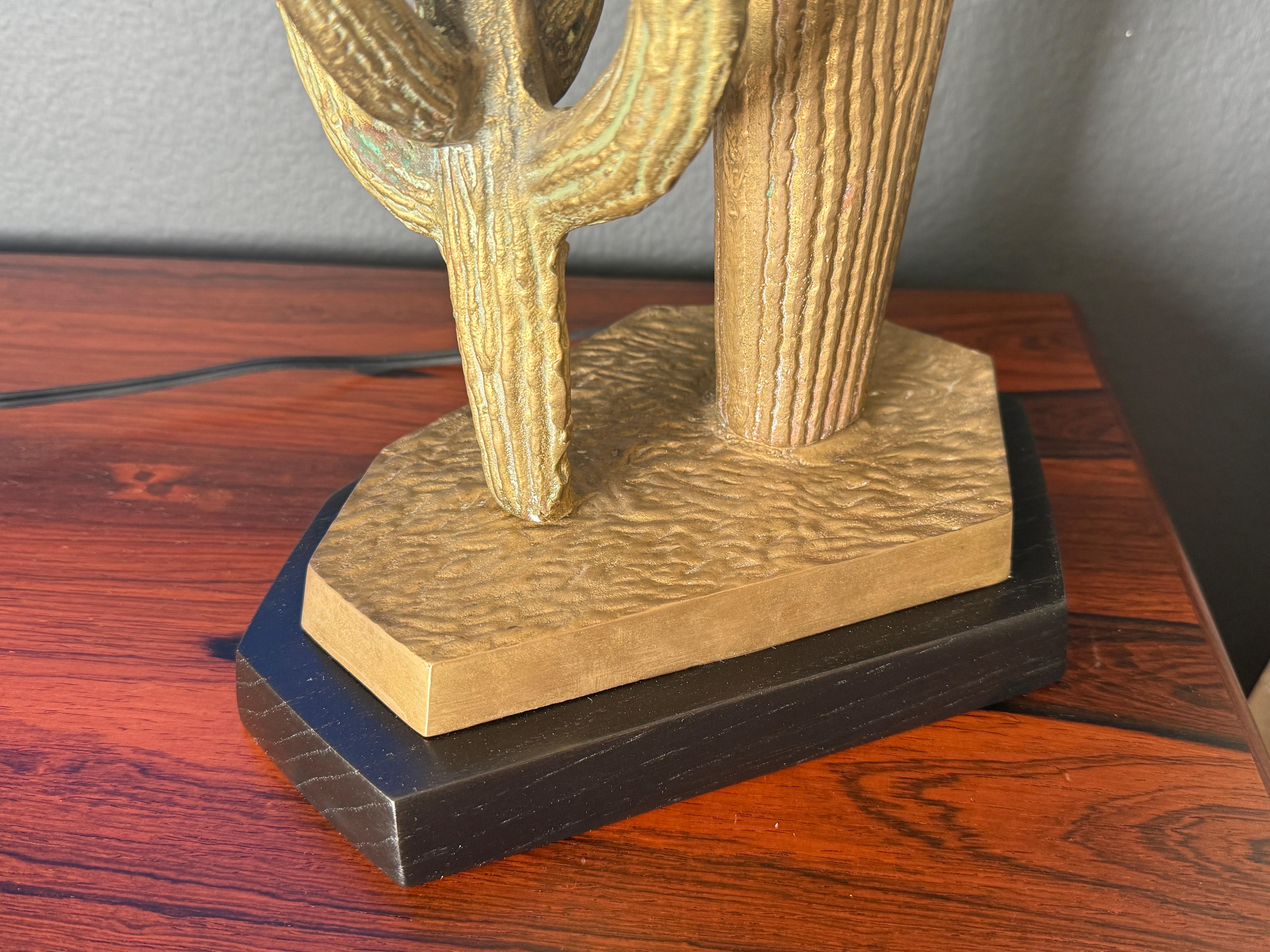 Pequeña lámpara de latón patinado Cactus Saguaro finales del siglo XX en venta