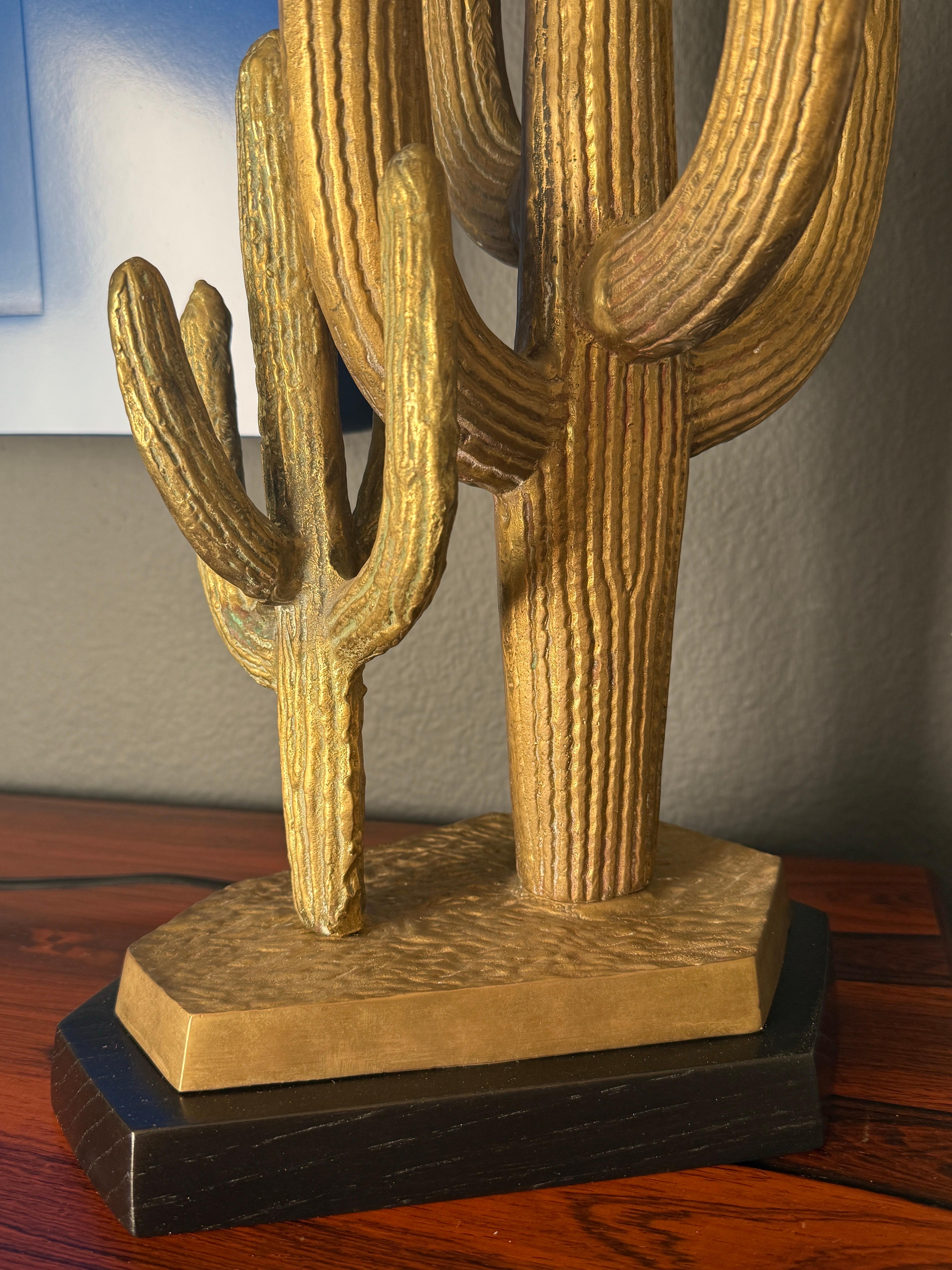 Pequeña lámpara de latón patinado Cactus Saguaro Latón en venta