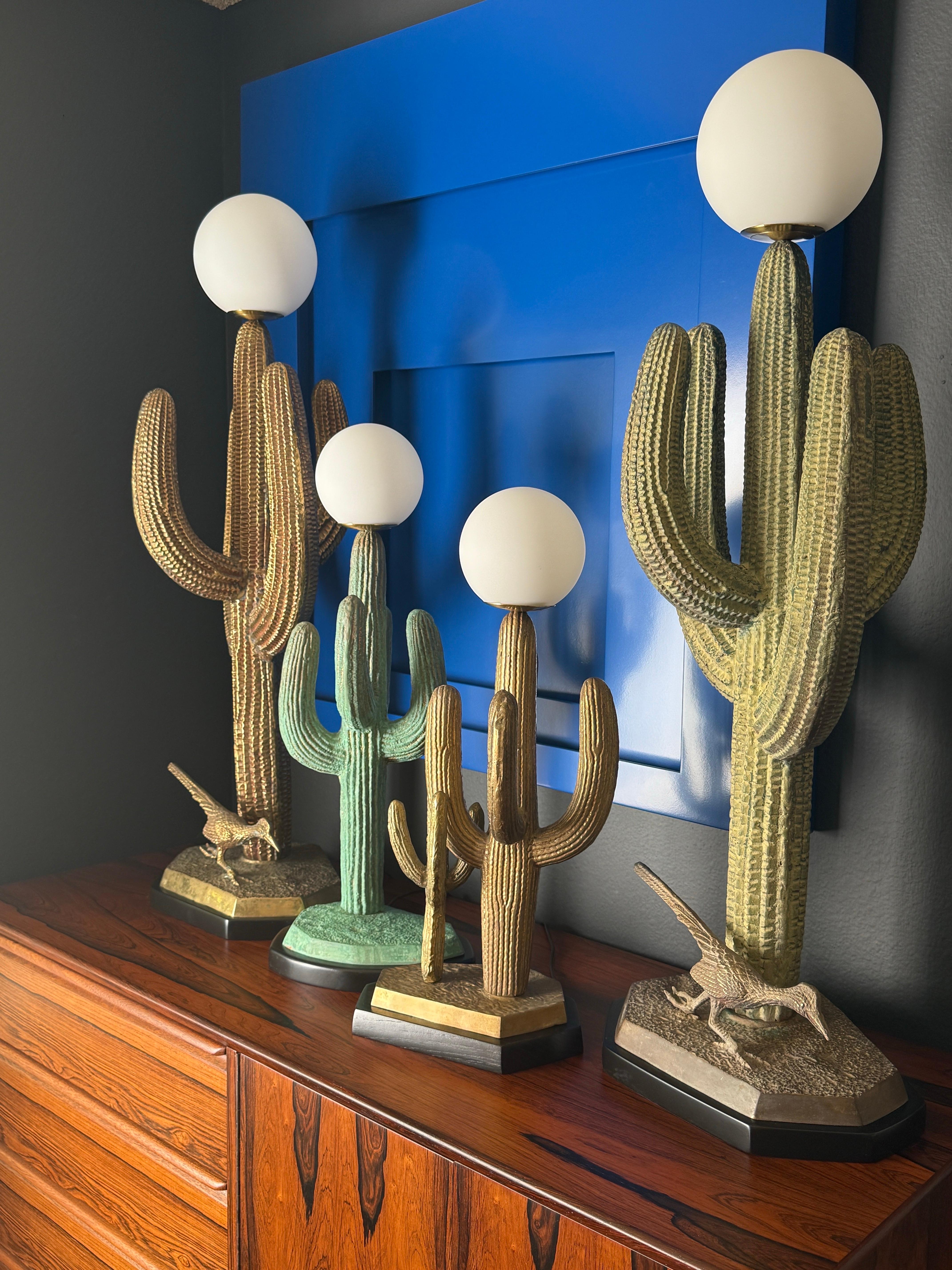 Pequeña lámpara de latón patinado Cactus Saguaro en venta 1