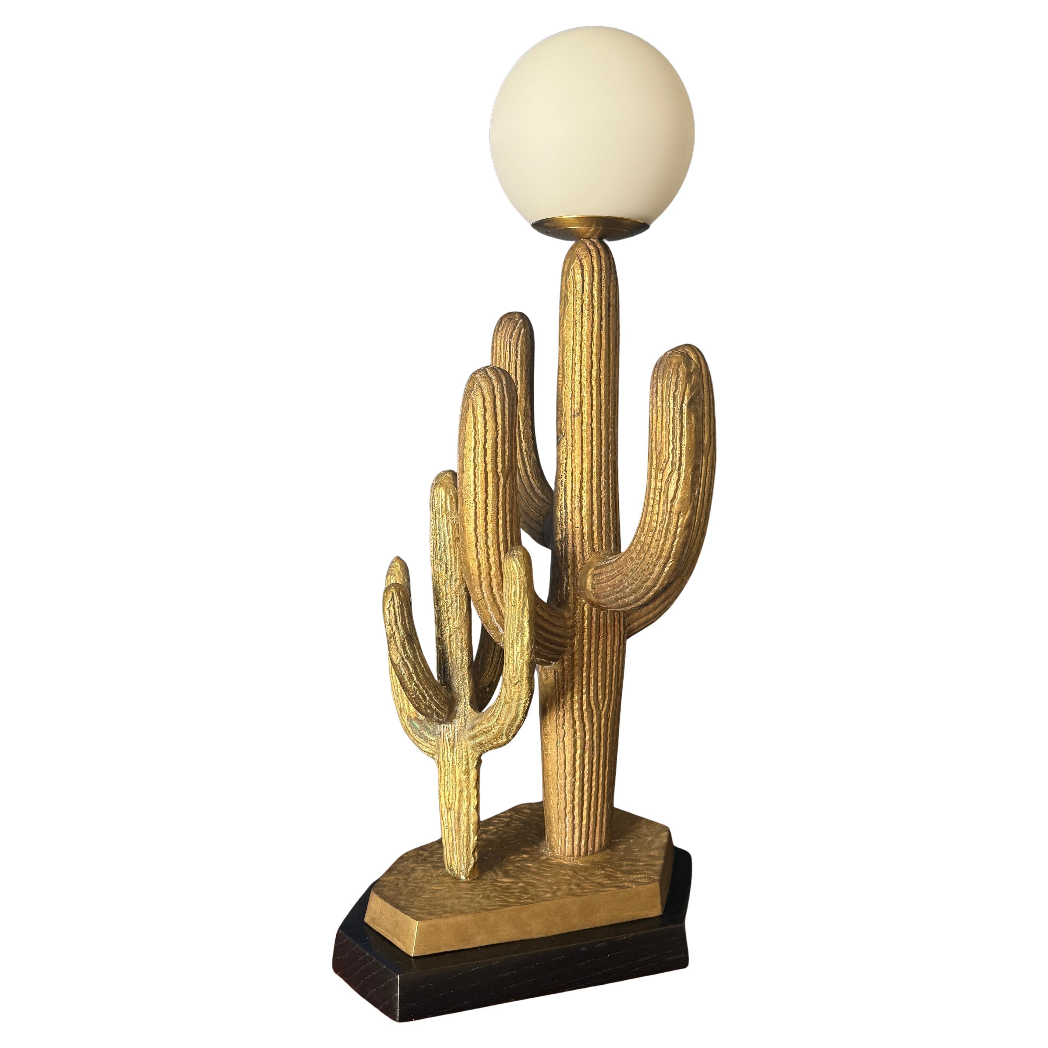 Pequeña lámpara de latón patinado Cactus Saguaro en venta