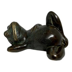 Kleine Brunnenfrosch-Skulptur aus patinierter Bronze