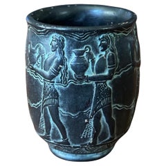 Petit vase grec en bronze patiné
