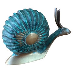 Pequeña escultura / pisapapeles de caracol de bronce verdigris patinado