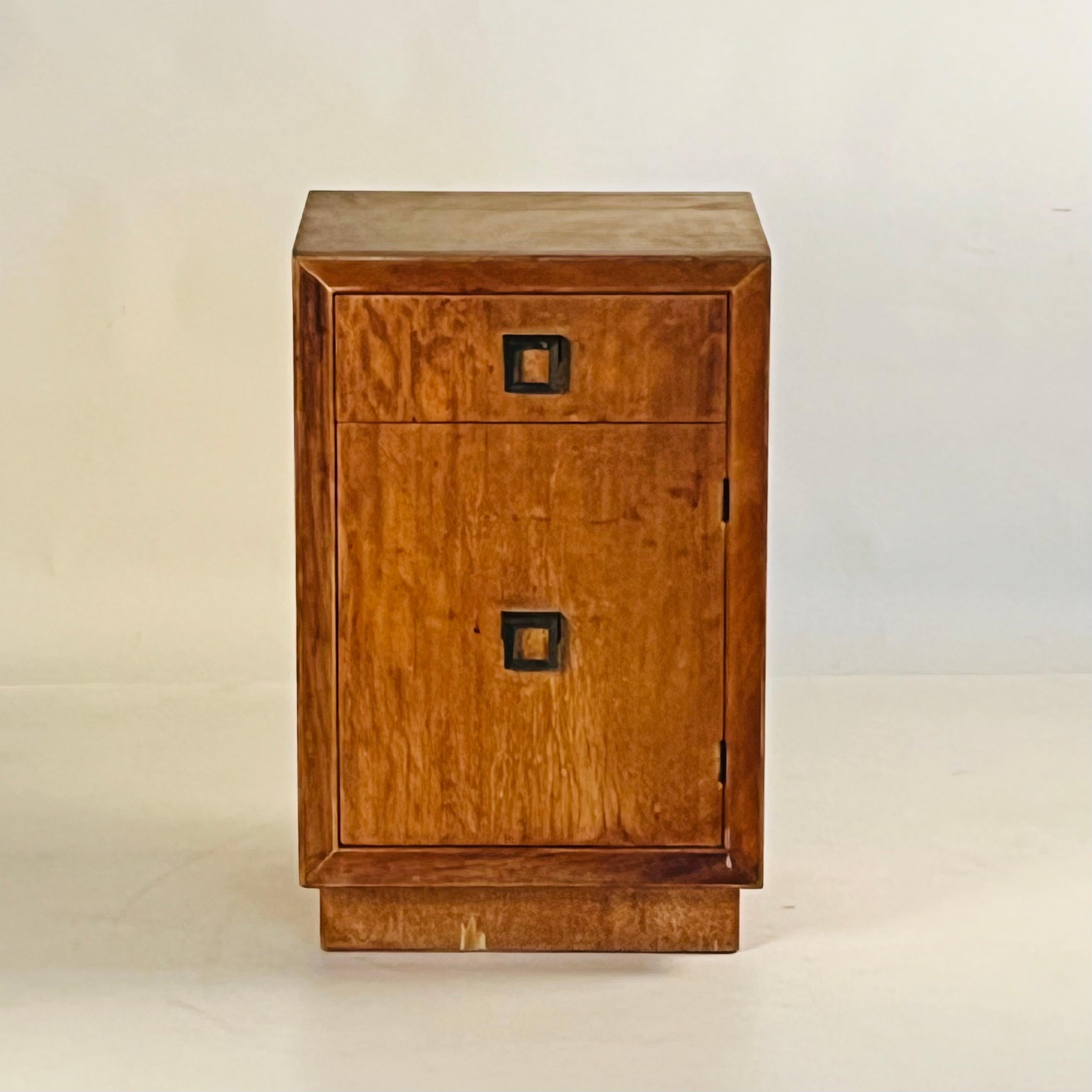 Cette pièce présente une finition noyer blonde et patinée qui met en valeur le grain naturel du bois, lui conférant un charme midcentury distinct. Sa taille compacte en fait un choix idéal pour les espaces de toutes tailles. Fabriquée avec soin,