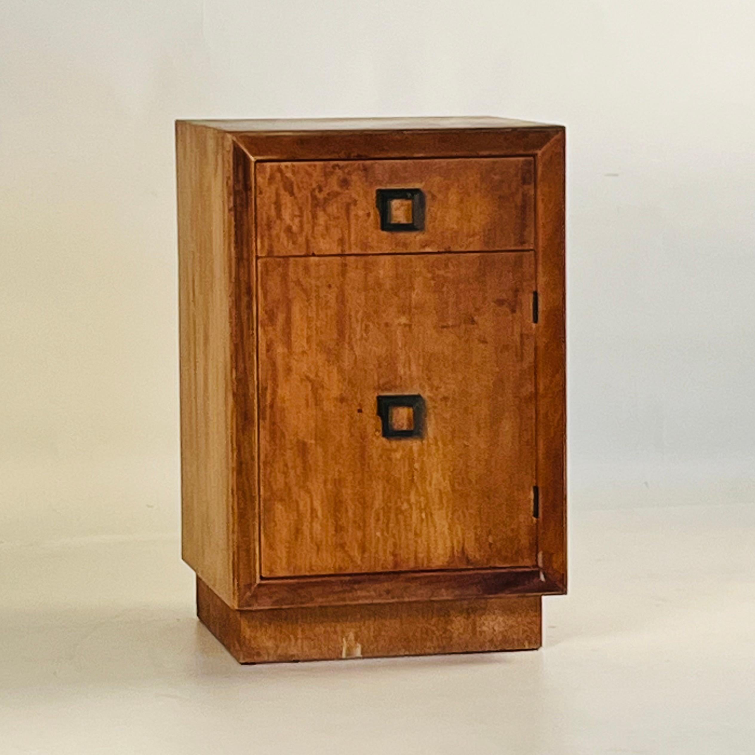 Mid-Century Modern Petite table de chevet ou armoire en noyer patiné du Moyen-Âge en vente