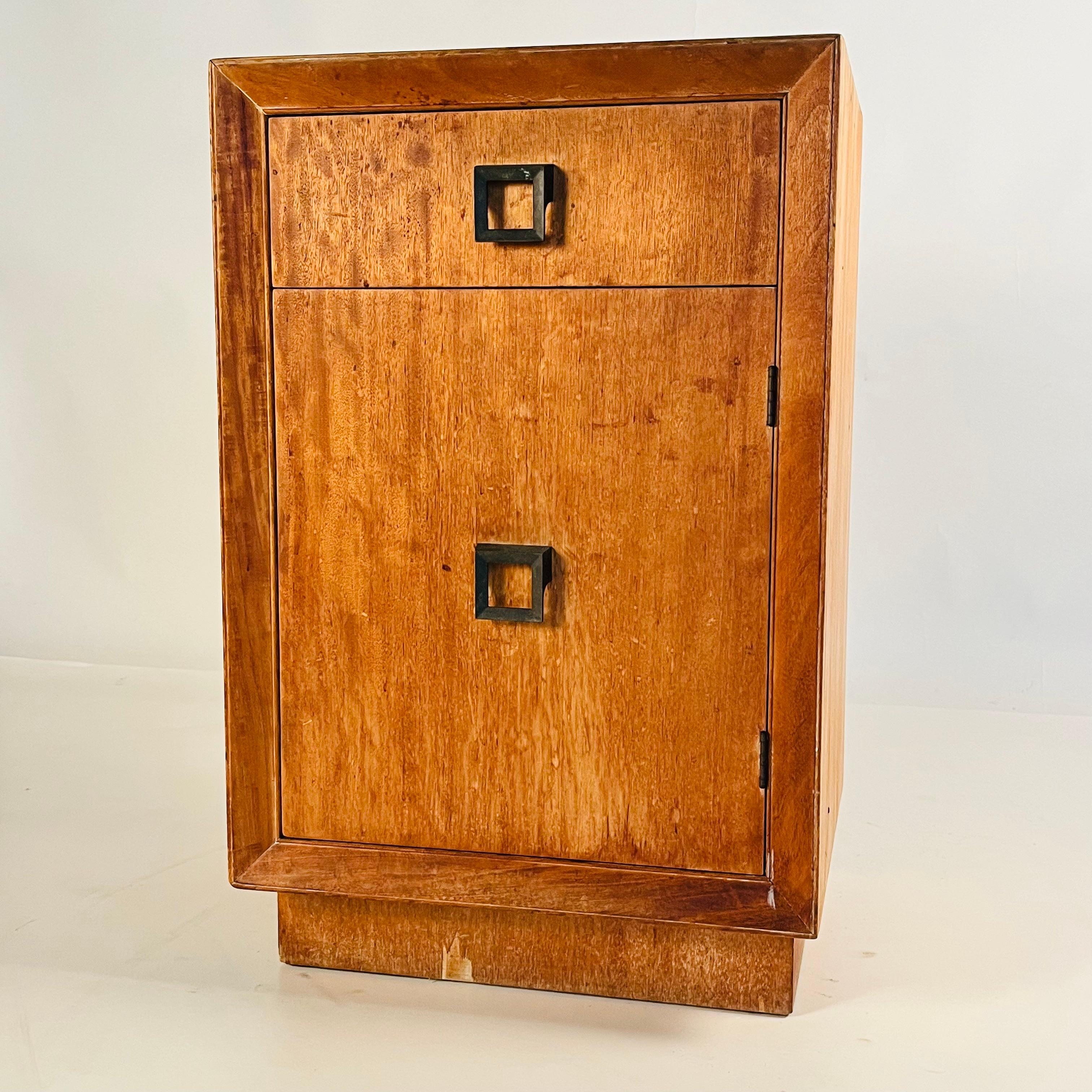 Américain Petite table de chevet ou armoire en noyer patiné du Moyen-Âge en vente
