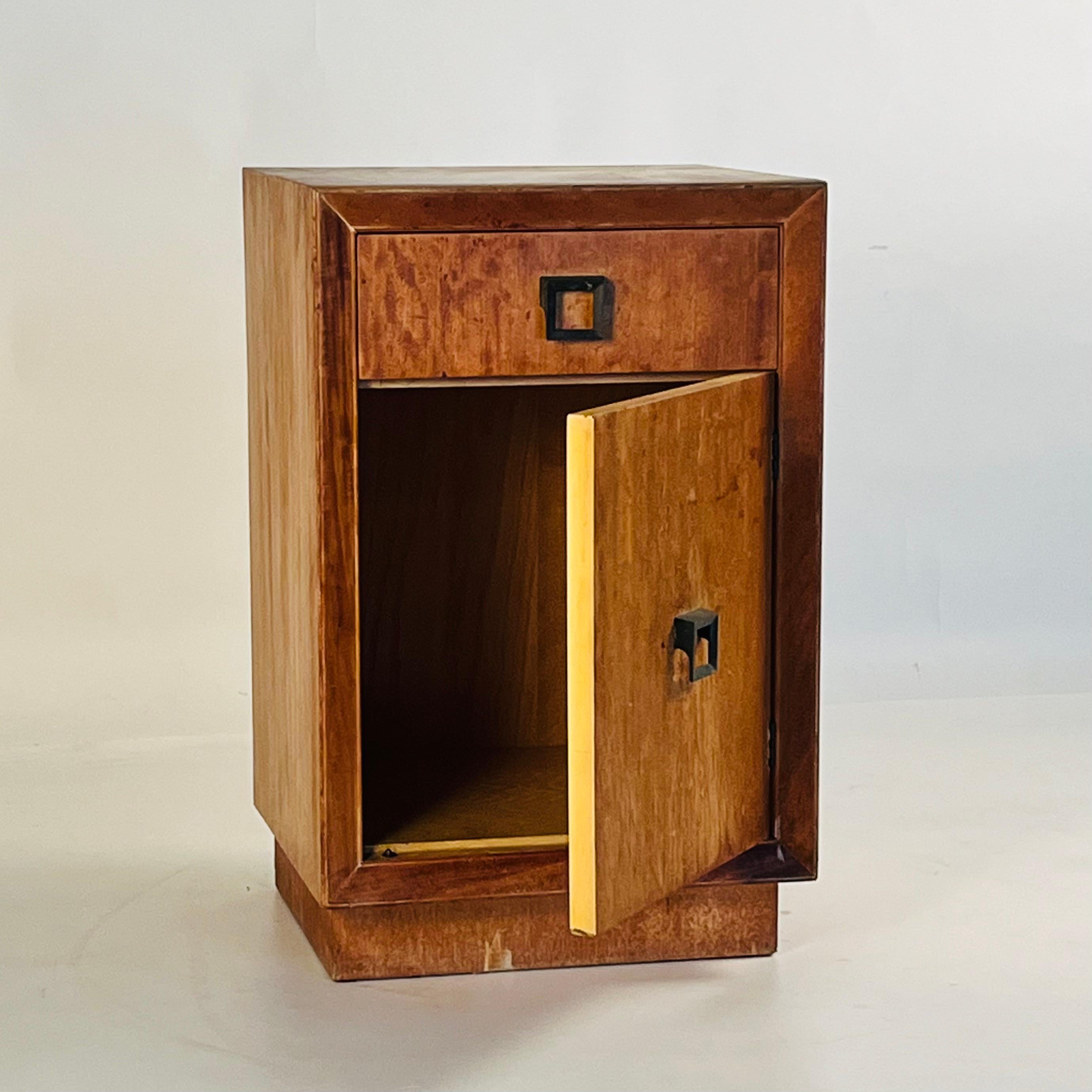 Petite table de chevet ou armoire en noyer patiné du Moyen-Âge Bon état - En vente à Los Angeles, CA