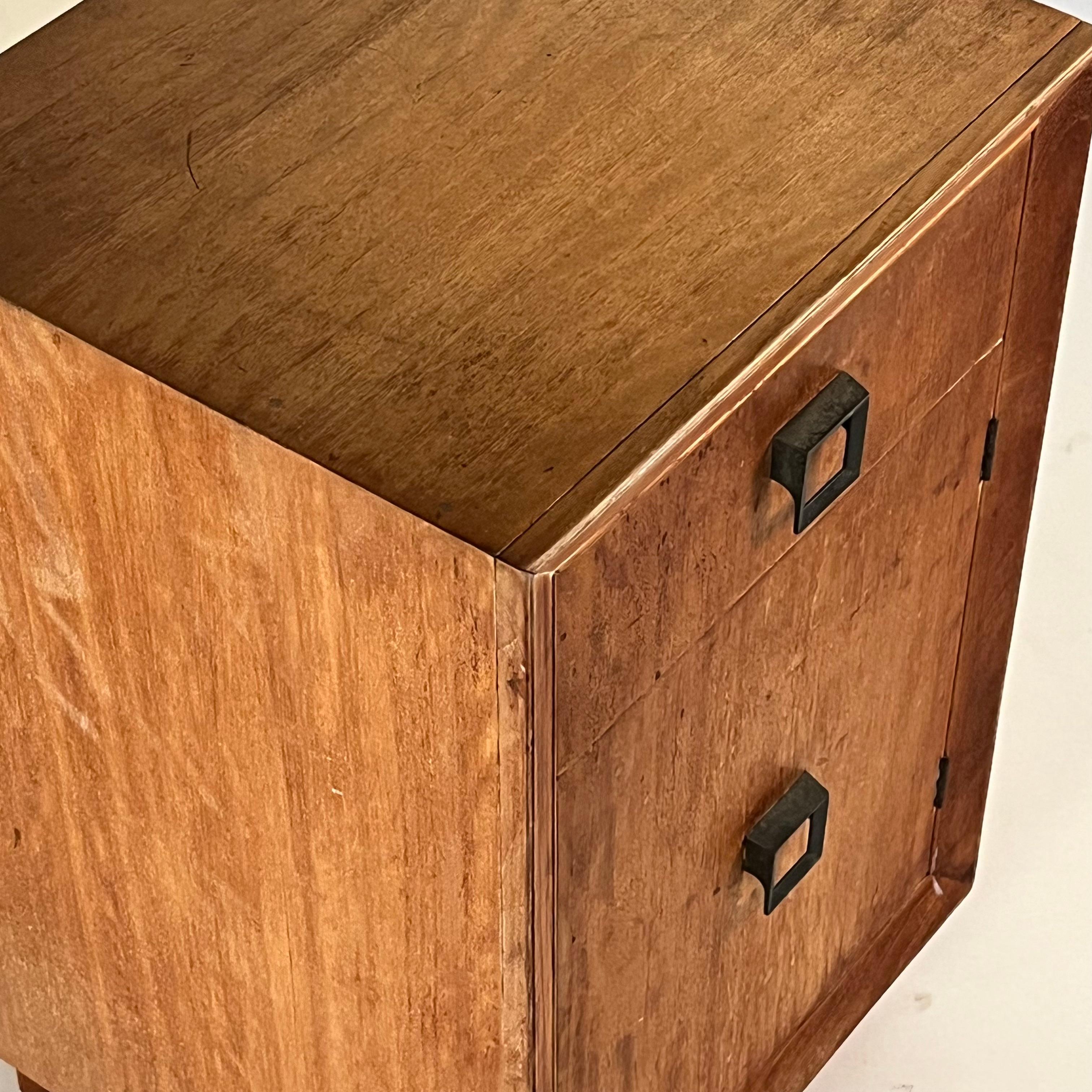 Noyer Petite table de chevet ou armoire en noyer patiné du Moyen-Âge en vente