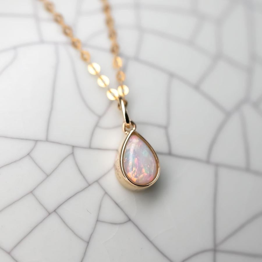 Petit pendentif en forme de poire en or jaune 14k avec opale australienne massive.


Expédition nationale gratuite par USPS First Class ! Sac ou boîte cadeau gratuit avec chaque commande !

L'opale, la reine des pierres précieuses, est l'une des