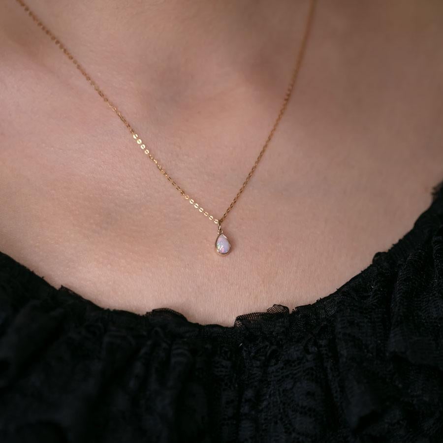 Arts and Crafts Petit collier d'opale australienne en forme de poire en or jaune 14k en vente