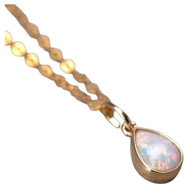 Petit collier d'opale australienne en forme de poire en or jaune 14k en vente
