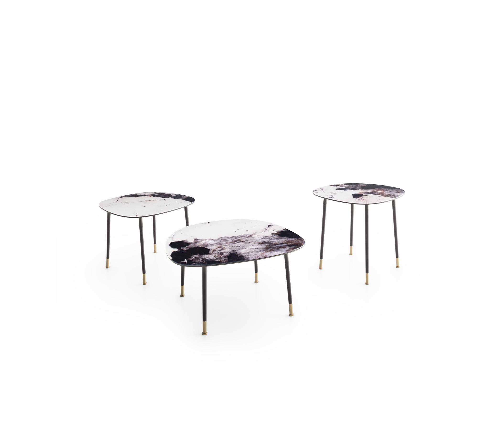 Tavolino da caffè Pebble di Morica Design
Dimensioni: P 43 x L 43 x H 40 cm.
Materiali: Vetro Patagonia, metallo.

Disponibile in vetro Breccia Imperiale, Patagonia o Trinity White. Contattateci.

Tavolino con struttura in metallo verniciato a