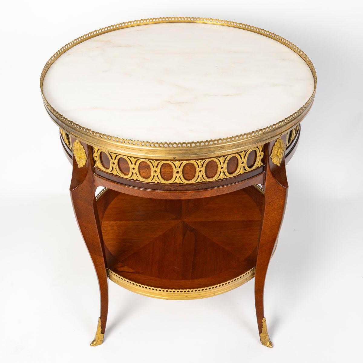 Pequeña mesa con pedestal, estilo Napoleón III, siglo XX.

Mesa con pedestal de principios del siglo XX, estilo Napoleón III, madera y bronce dorado, tablero de mármol, estilo Luis XVI.
Altura: 56,5 cm, Profundidad: 50 cm