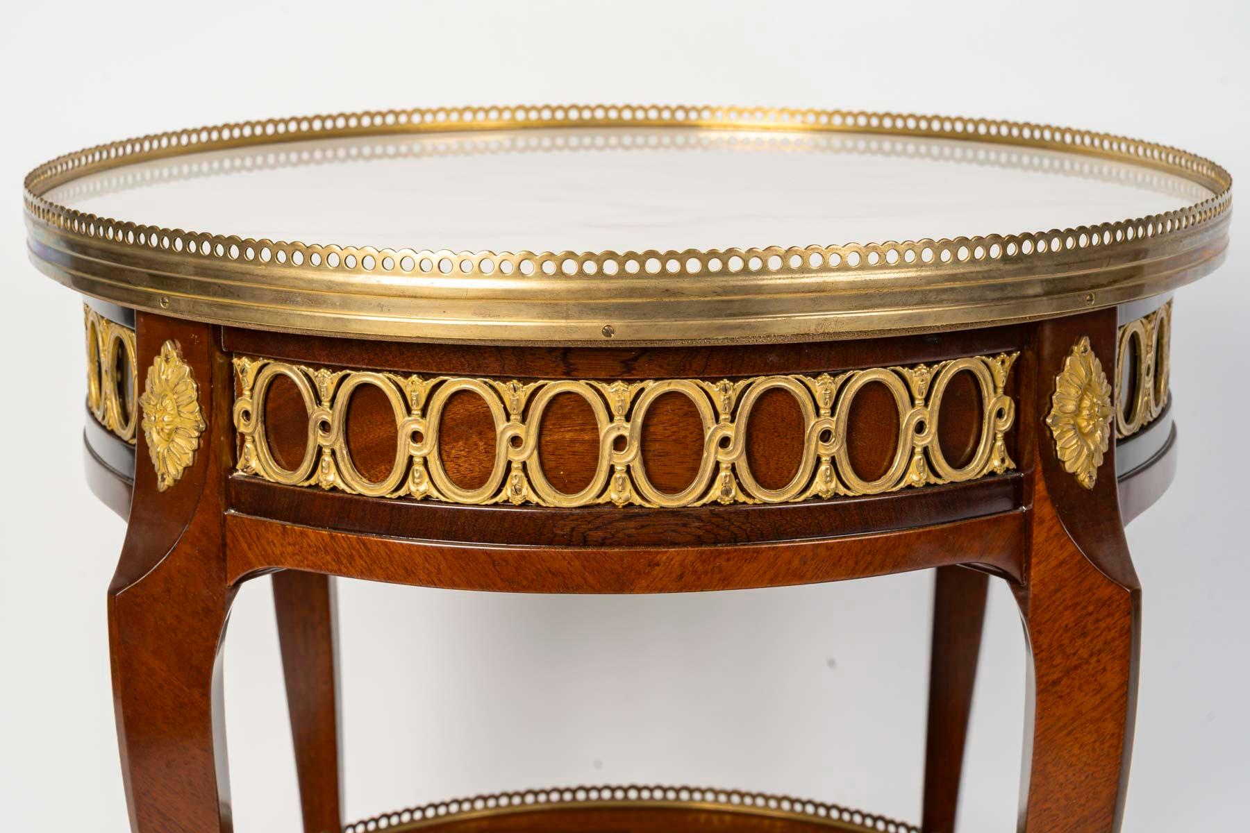 Pequeña mesa de pedestal, estilo Napoleón III, siglo XX. Dorado en venta