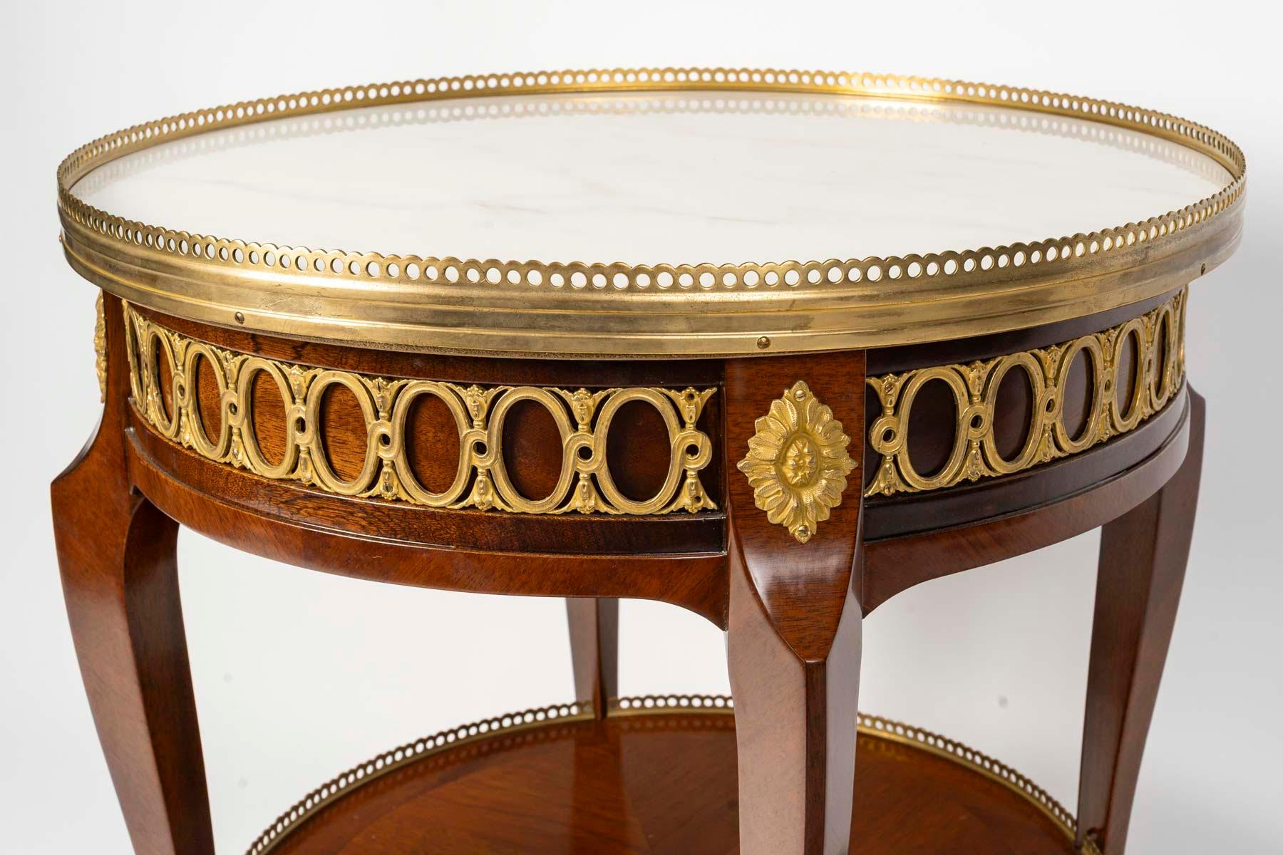 Pequeña mesa de pedestal, estilo Napoleón III, siglo XX. en Bueno estado para la venta en Saint-Ouen, FR