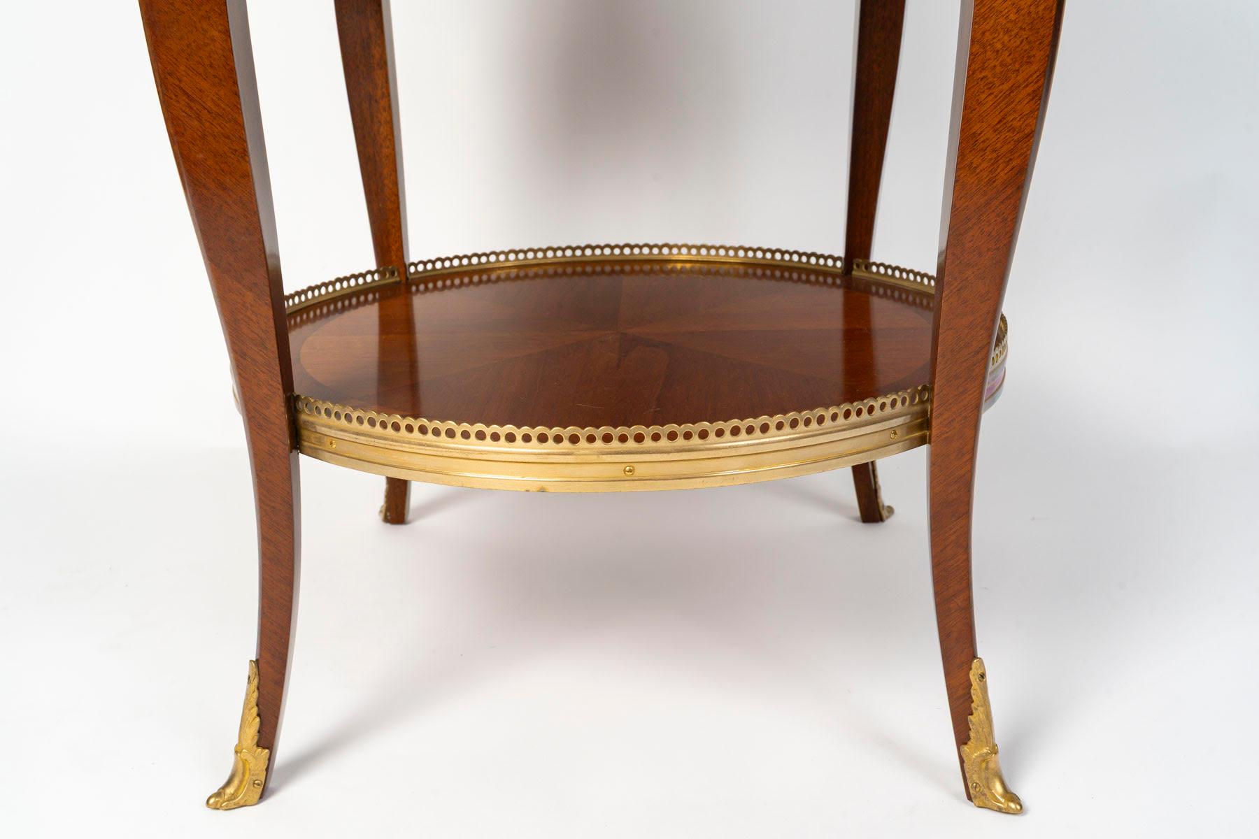Pequeña mesa de pedestal, estilo Napoleón III, siglo XX. en venta 1