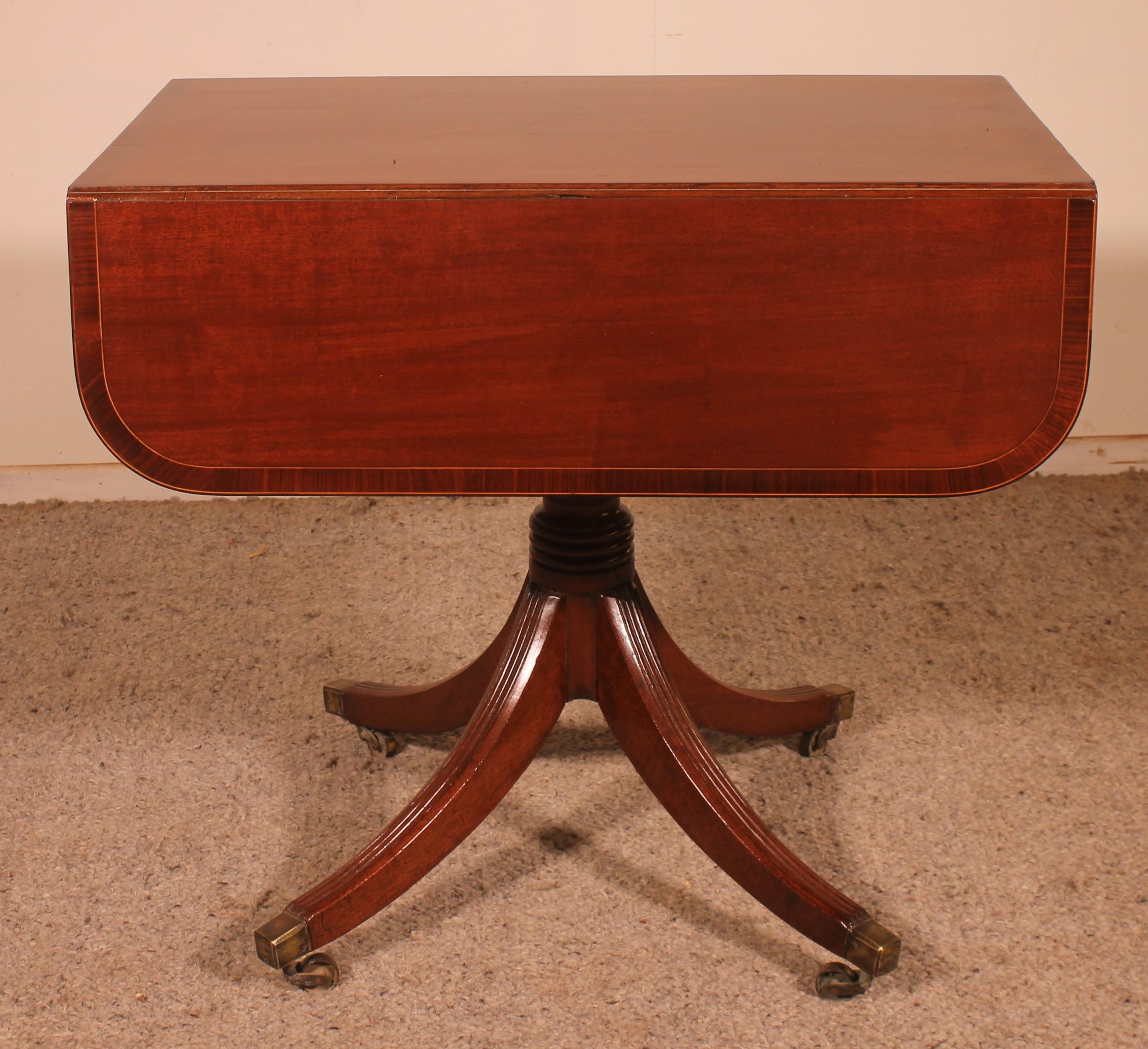 ein feiner englischer Pembroke-Tisch vom Anfang des 19. Jahrhunderts.

Sehr schöne Tischplatte in massivem Mahagoni mit einer schönen Flamme, die eine feine Einlage an den Rändern hat, die auf einem sehr schönen Vierfuß in massivem Mahagoni und