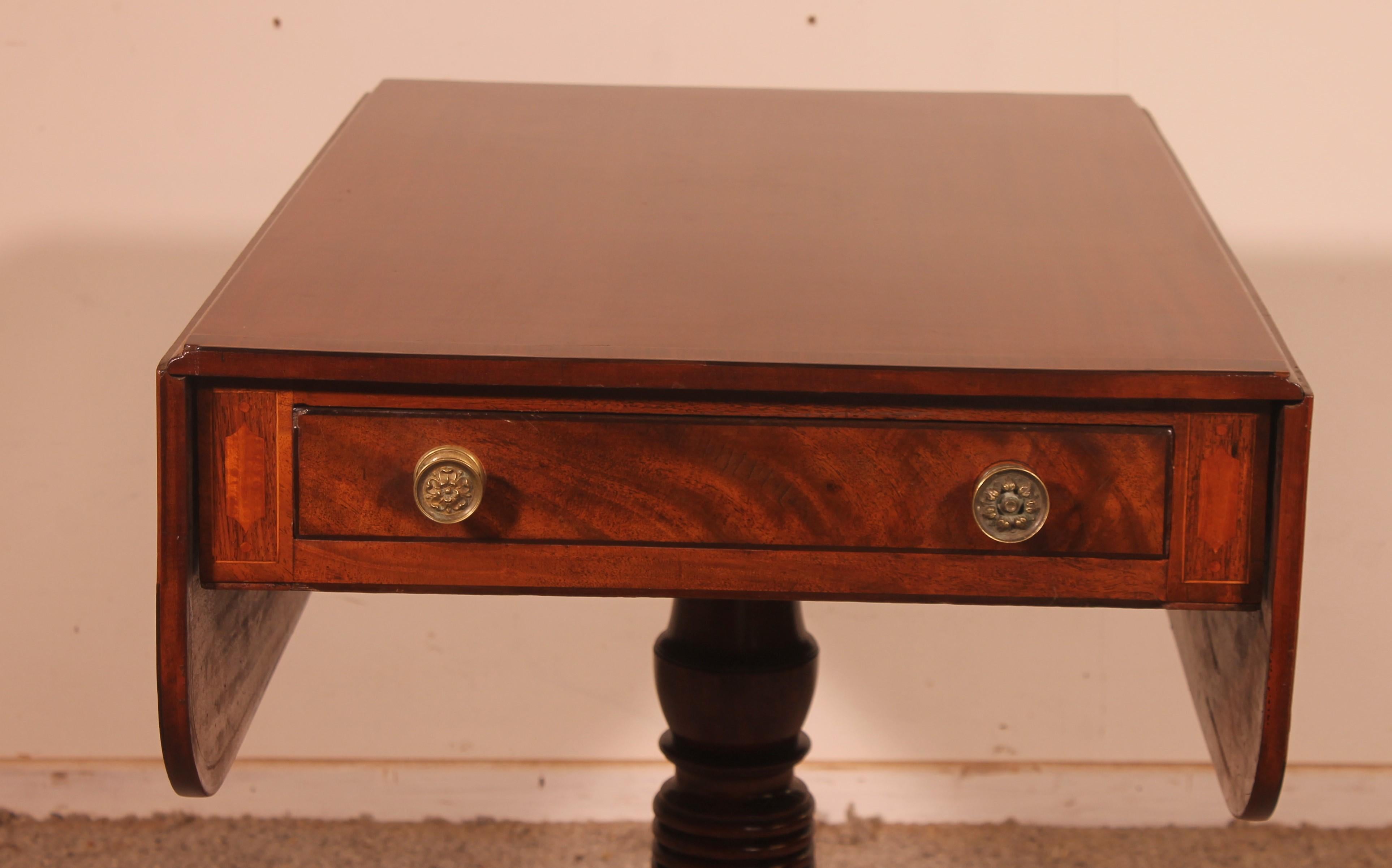 Acajou Petite table Pembroke du début du XIXe siècle en acajou en vente