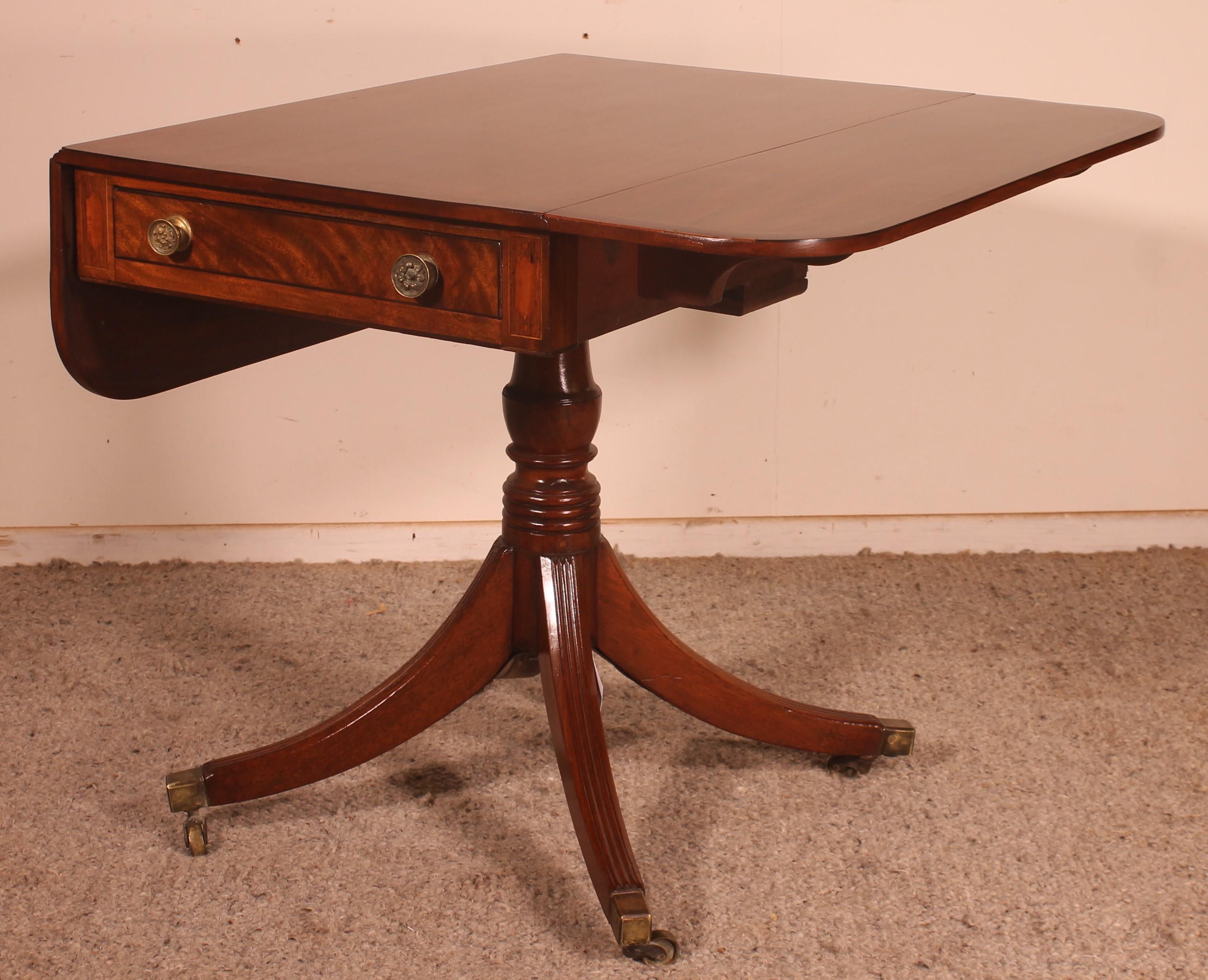 Petite table Pembroke du début du XIXe siècle en acajou en vente 1