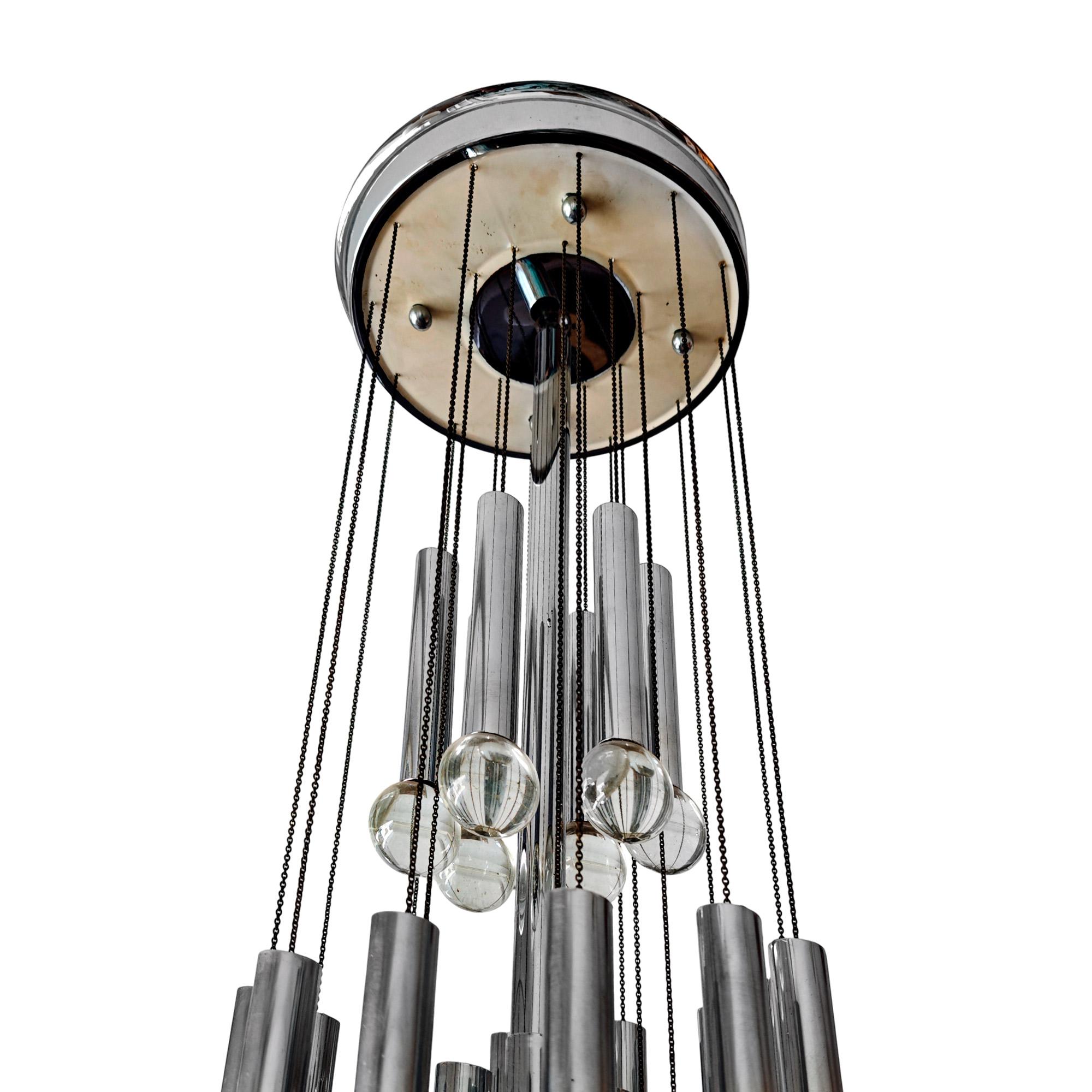 Piccolo pendente con tre livelli di tubi in metallo cromato con sfere di vetro, 6 luci.

Design: Gaetano Sciolari

Italia, circa 1960.