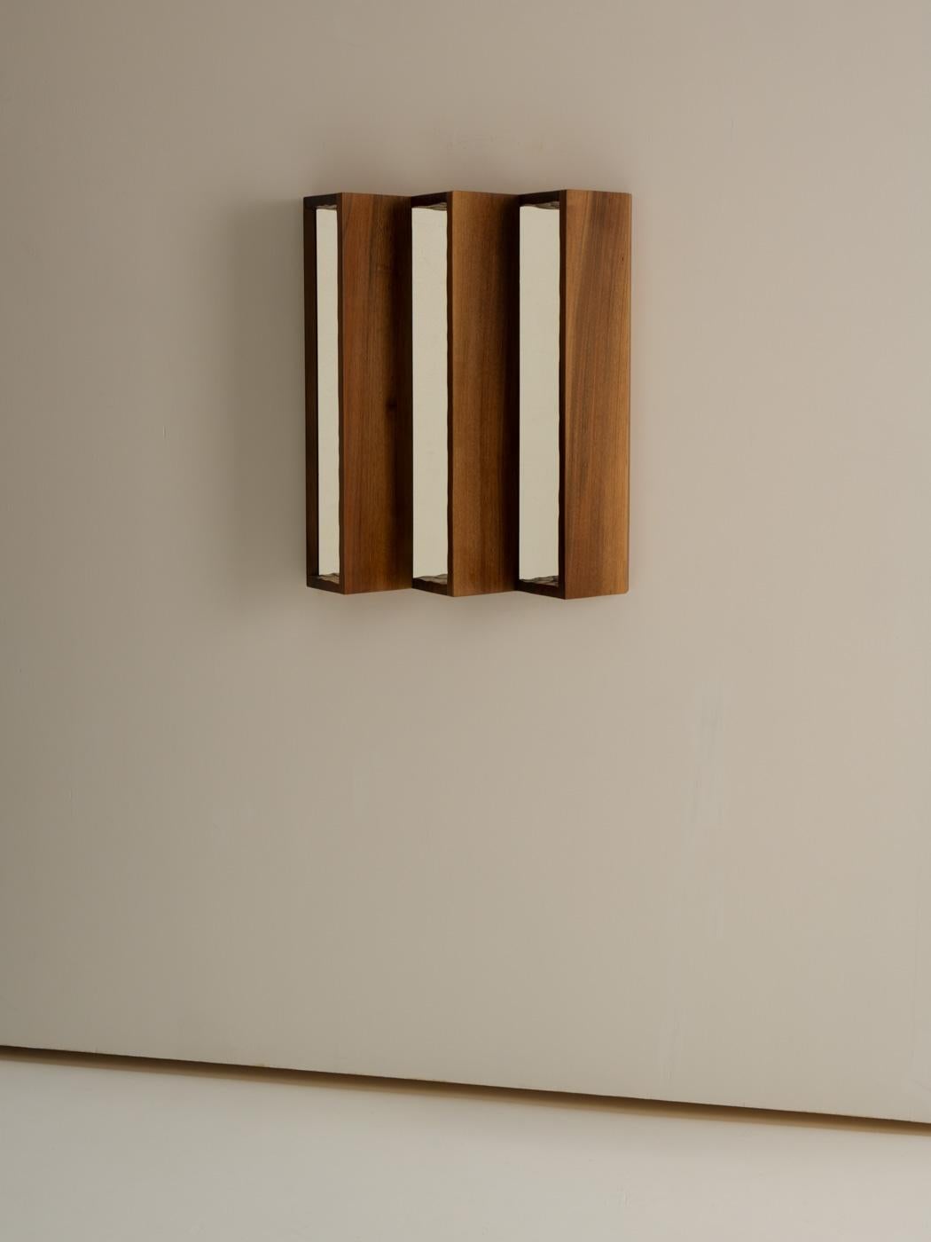 Questo specchio è il risultato di una collaborazione tra il designer Axel Chay e OROS, mescolando l'universo dei due creatori. Rendendo omaggio al know-how associato al legno, evoca l'arte minimale e radicale dell'artista visivo Donald Judd.
