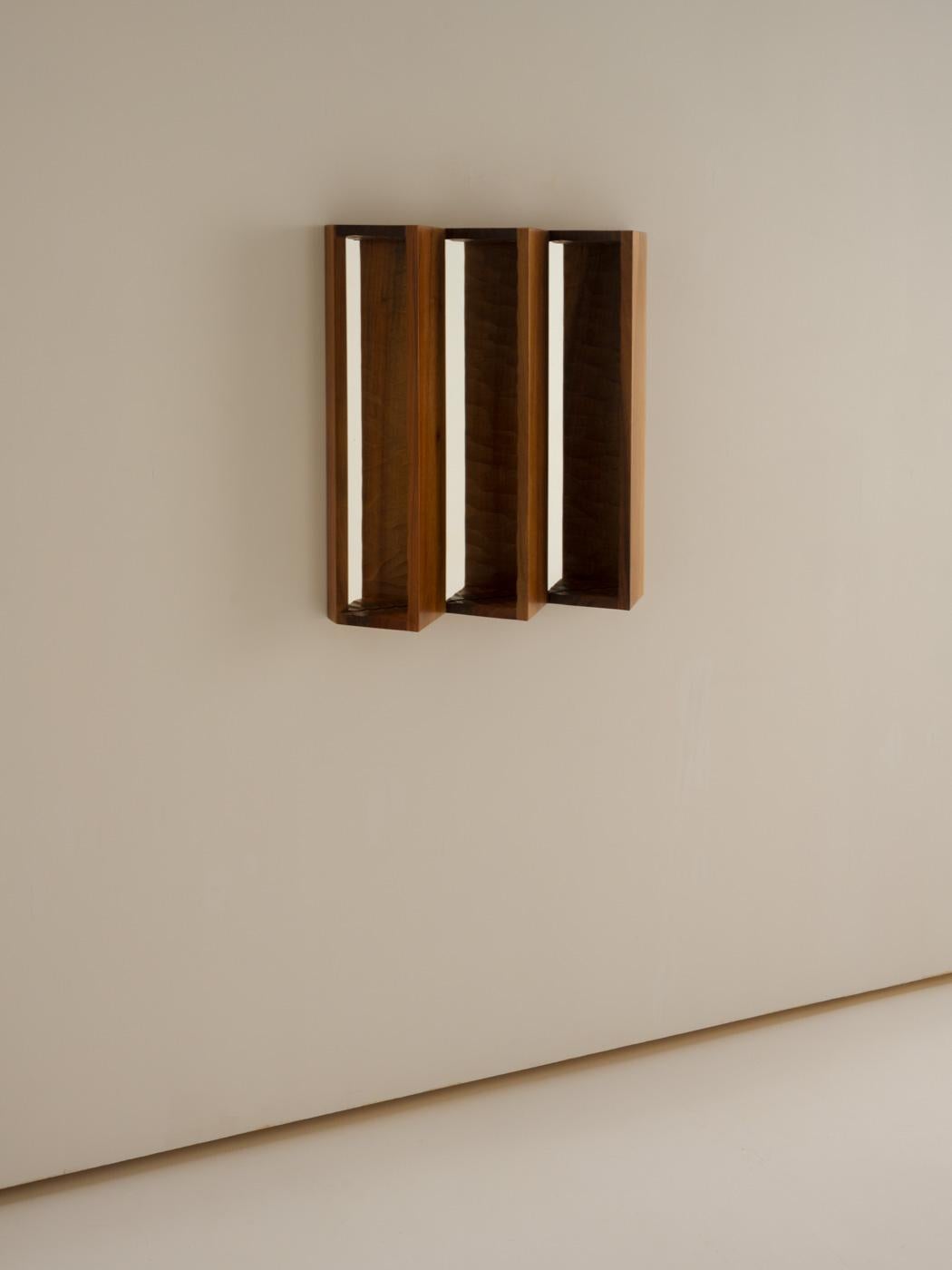 Minimalismo Piccolo specchio PERCEPTION, Legno di noce, Fatto a mano in Francia in vendita