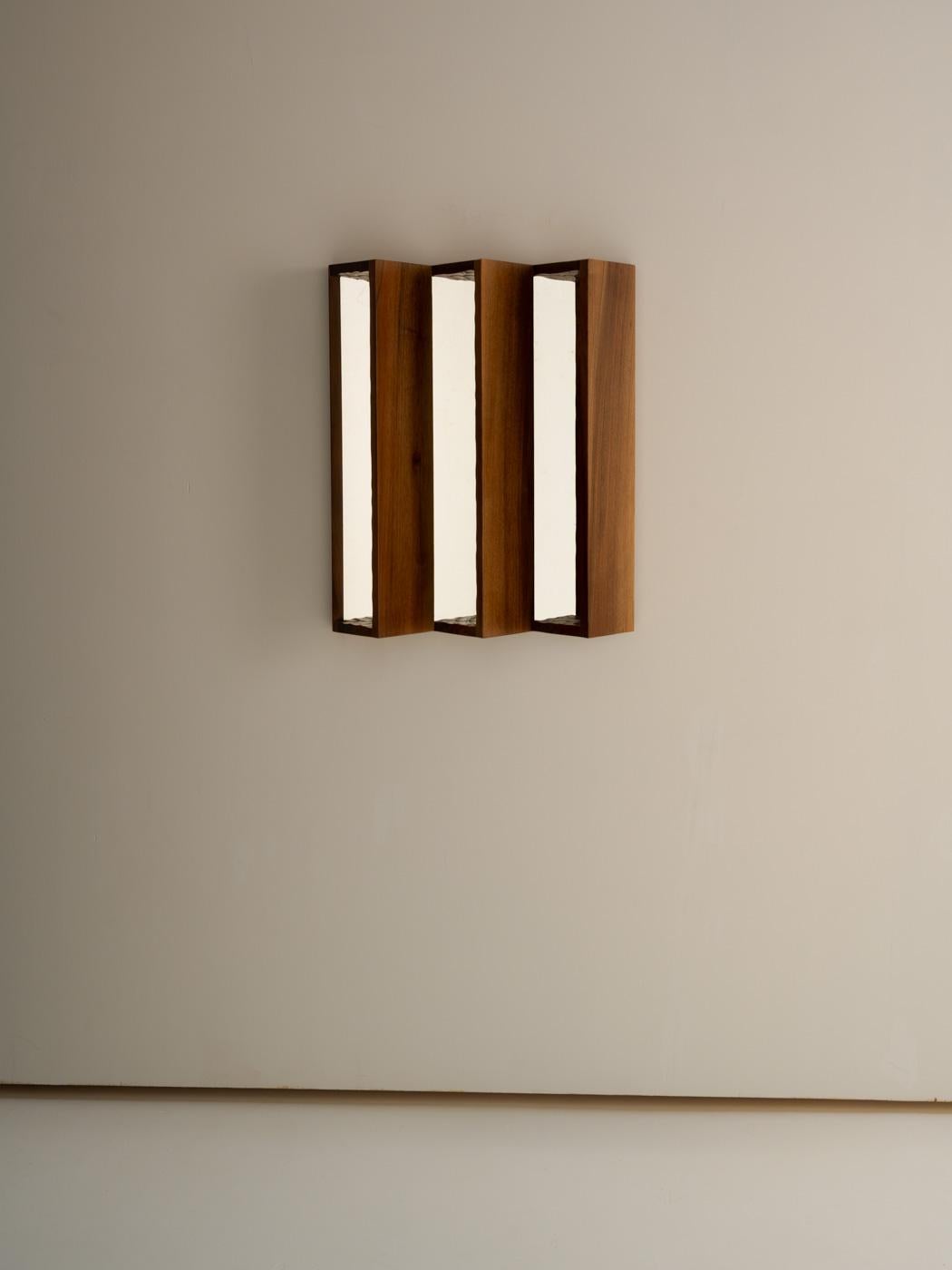 Piccolo specchio PERCEPTION, Legno di noce, Fatto a mano in Francia In condizioni Nuovo in vendita a MARSEILLE, FR