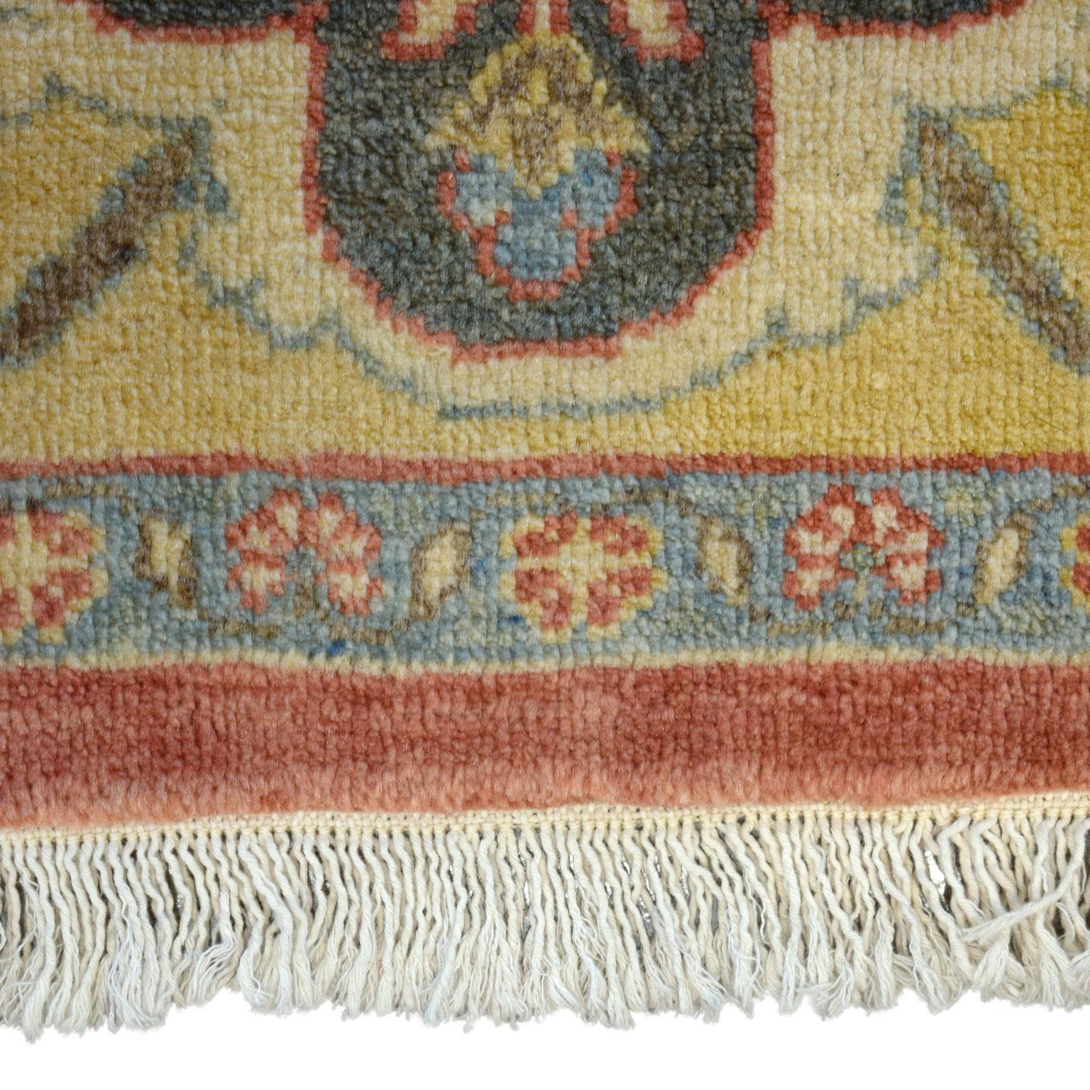 Tapis persan Farahan en laine nouée à la main, jaune, gris, bleu, crème, rose, 2' x 3'. en vente 2