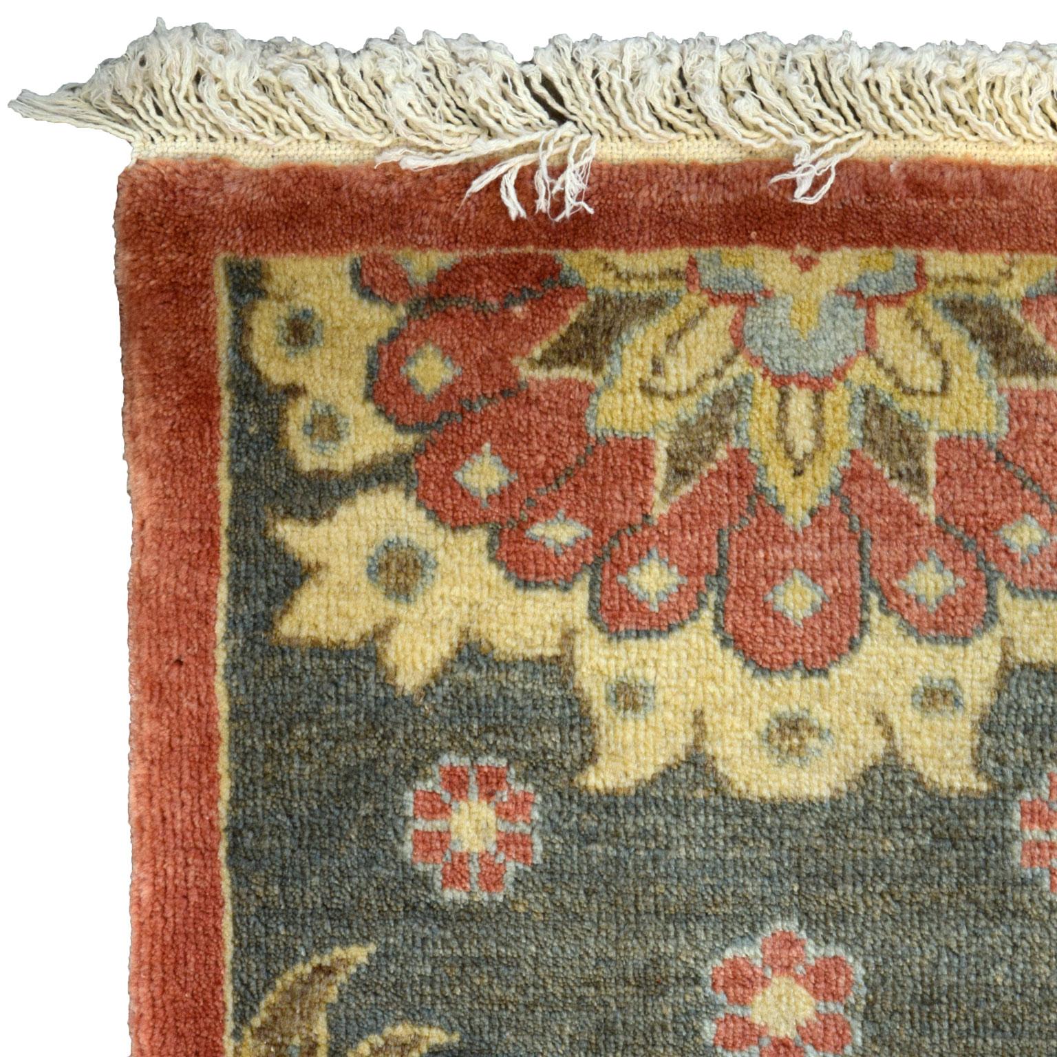 Tapis persan Farahan en laine nouée à la main, jaune, gris, bleu, crème, rose, 2' x 3'. Neuf - En vente à New York, NY