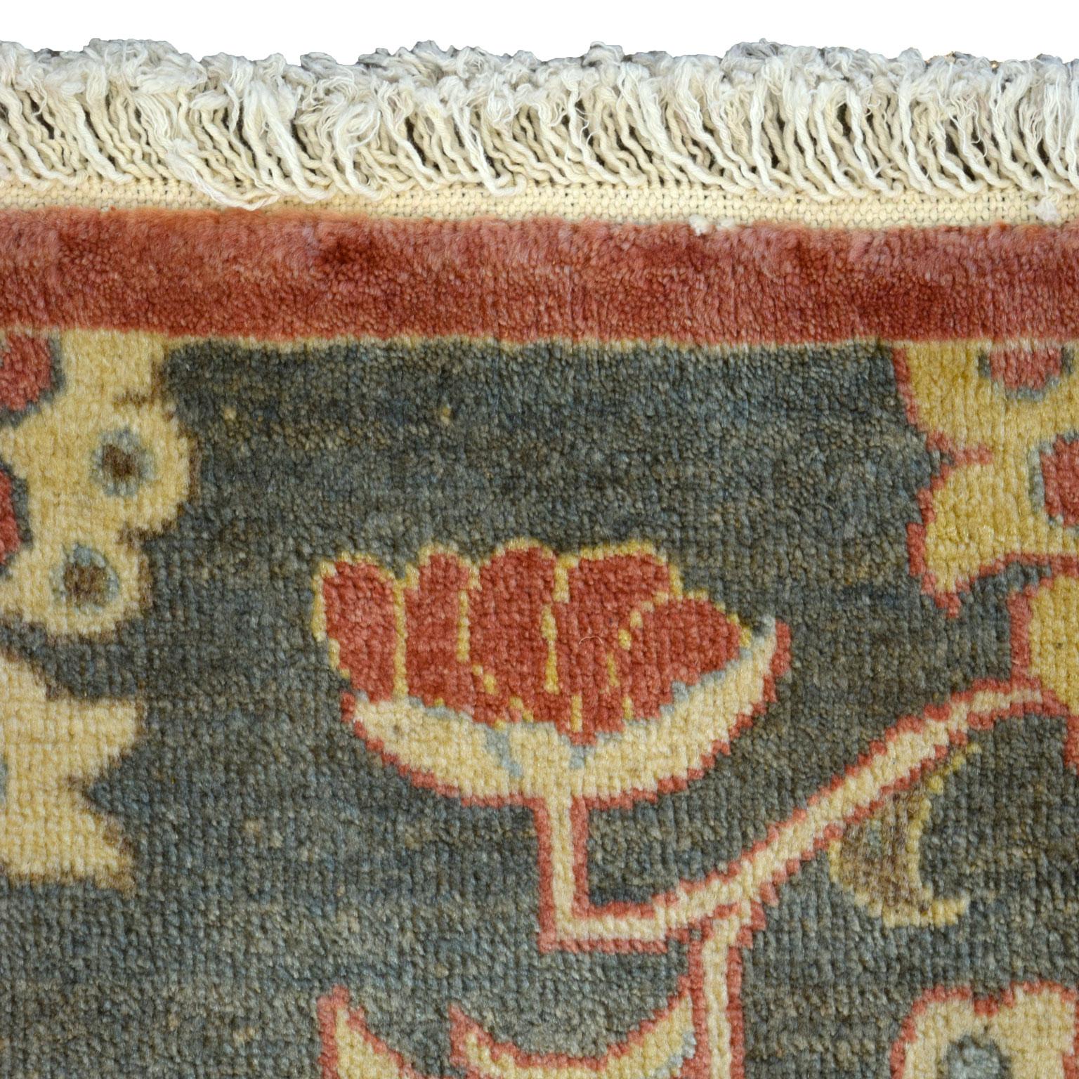 XXIe siècle et contemporain Tapis persan Farahan en laine nouée à la main, jaune, gris, bleu, crème, rose, 2' x 3'. en vente