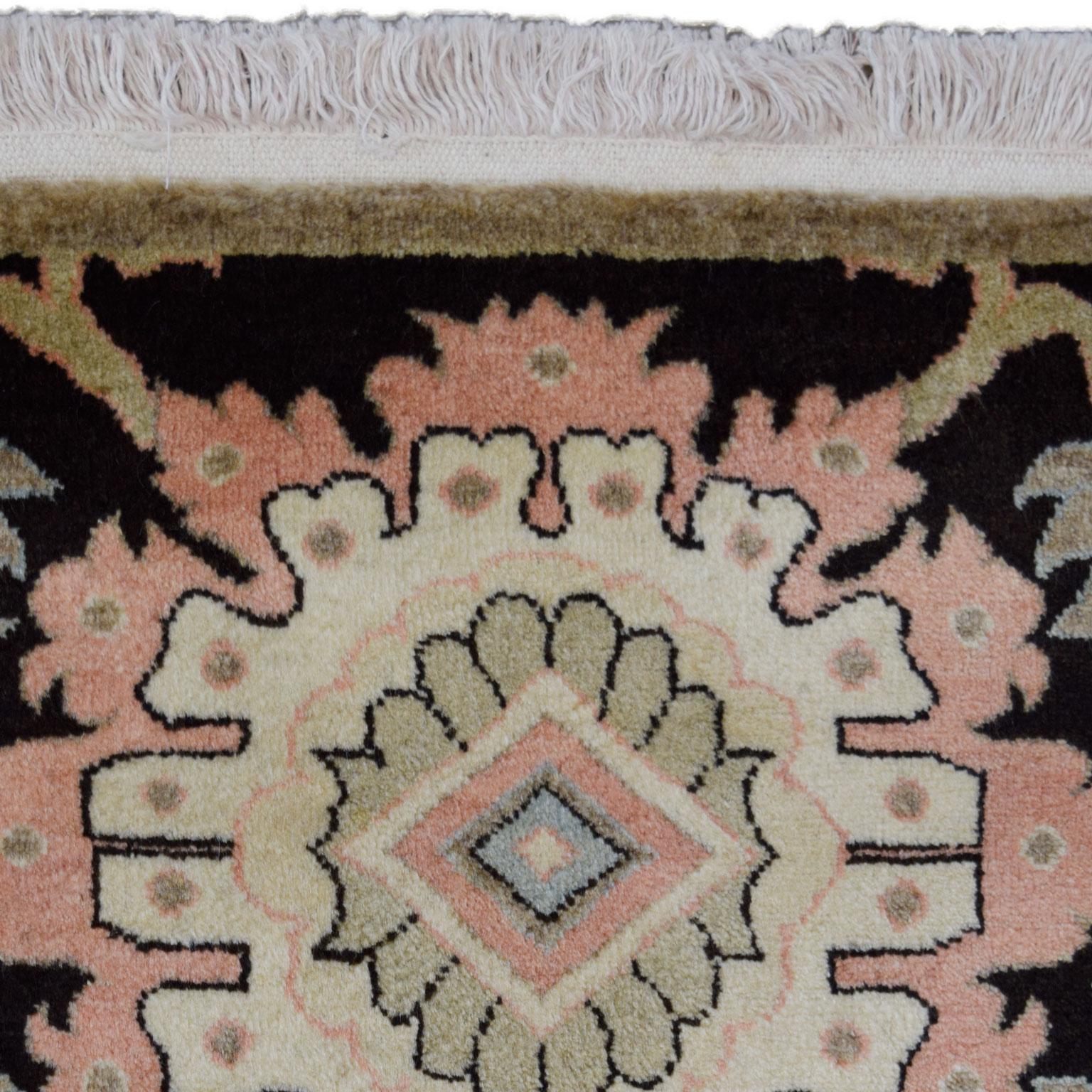 Teinture végétale Tapis persan Farahan en laine, rose, noir et gris, 2 pi x 4 pi en vente