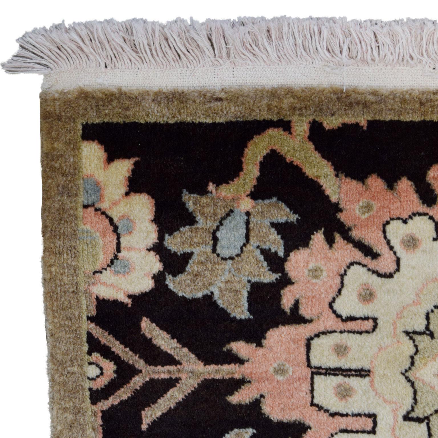 Tapis persan Farahan en laine, rose, noir et gris, 2 pi x 4 pi Neuf - En vente à New York, NY