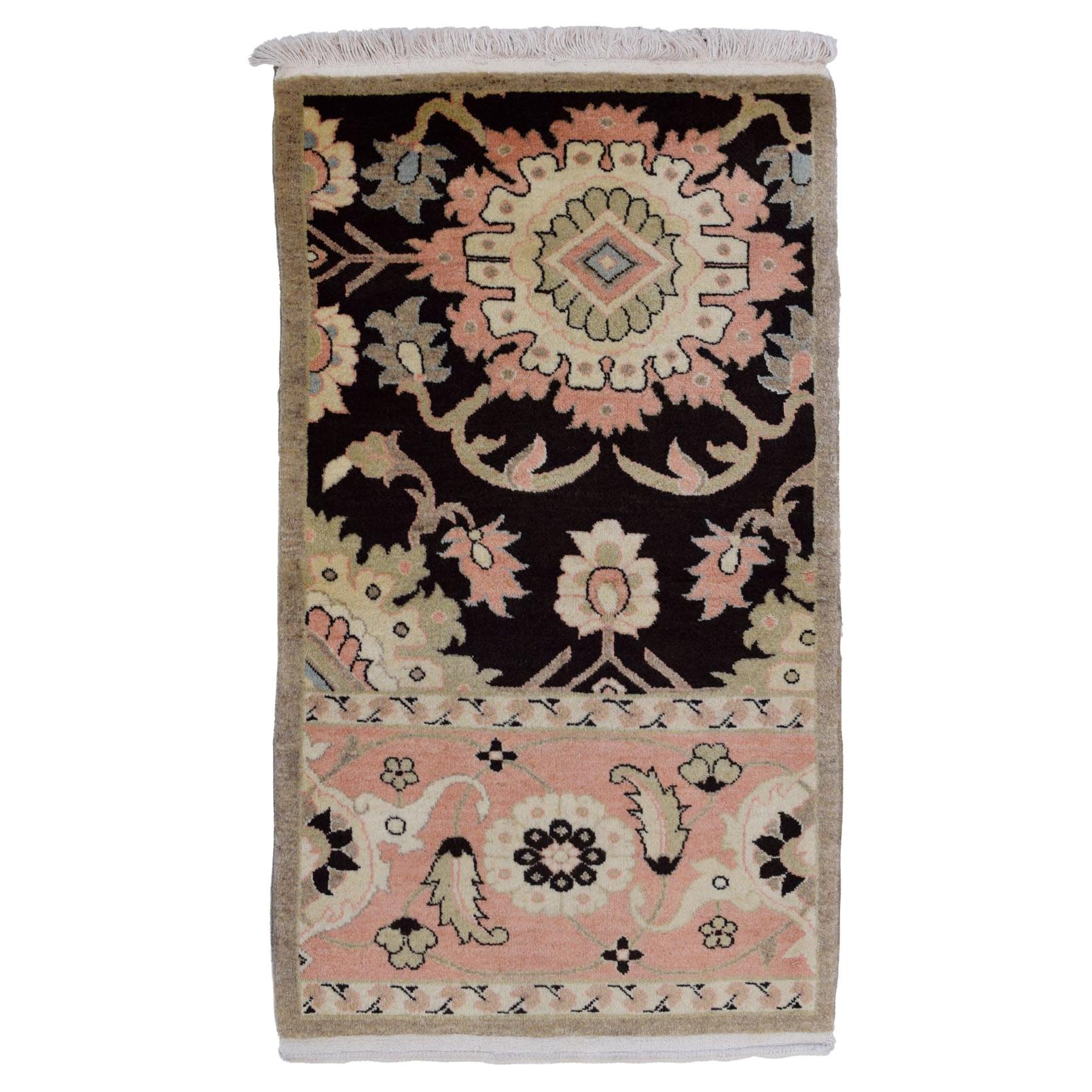 Persischer Farahan-Teppich aus Wolle, Rosa, Schwarz und Grau, 2' x 4'