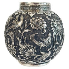 Kleine persische Silber Repousse verzierte Vase
