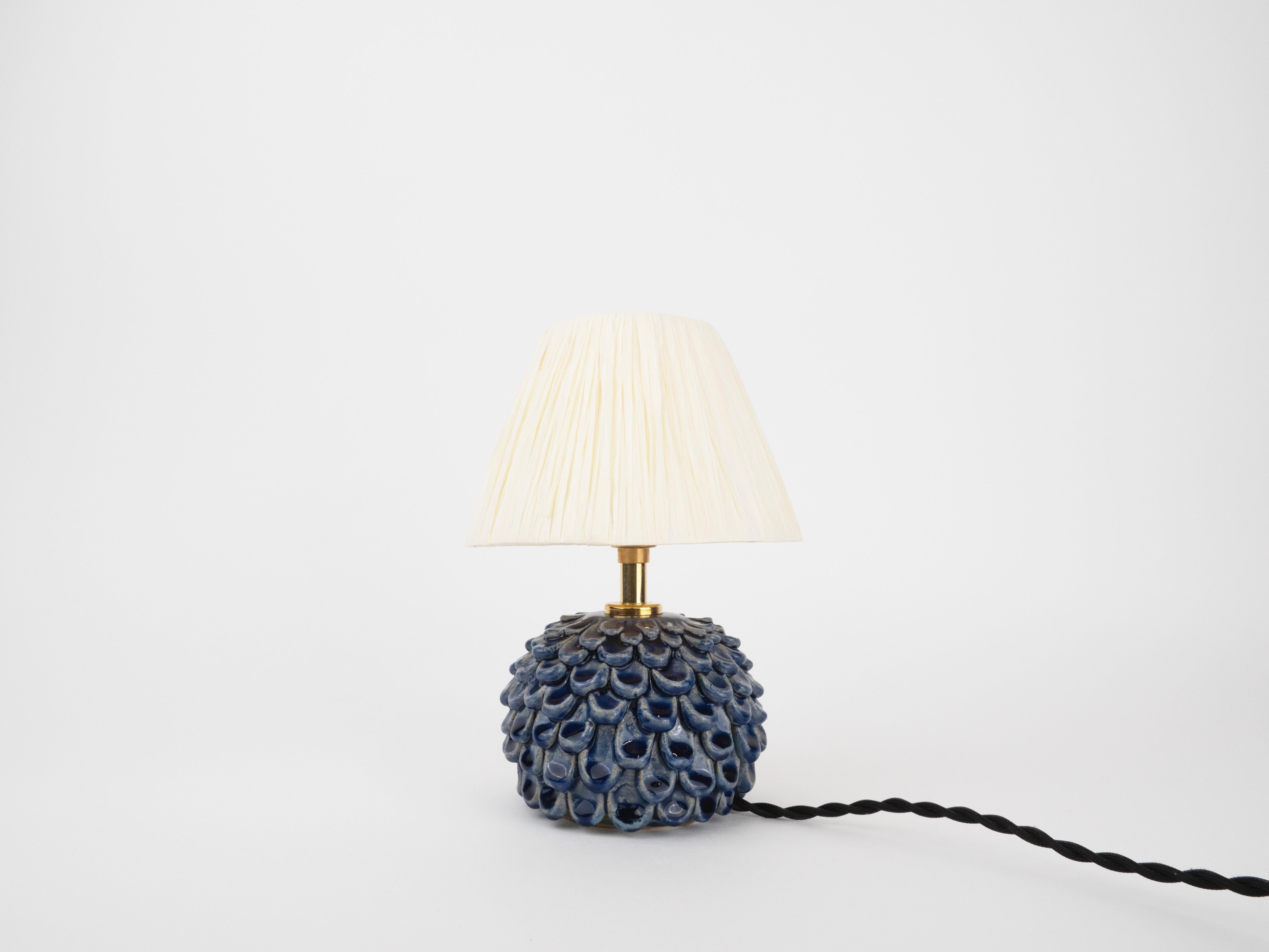 This little lamp features a rich dark blue glaze. The intricate petal texture adds a delicate, organic touch, making it a perfect blend of modern design and natural beauty. 

Bulb is included
Bulb fitting: G9
Glass Lampshade is included