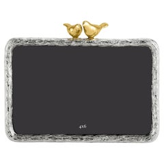 Kleiner Fotorahmen mit Vogelmotiv aus Silber und Goldmetall.