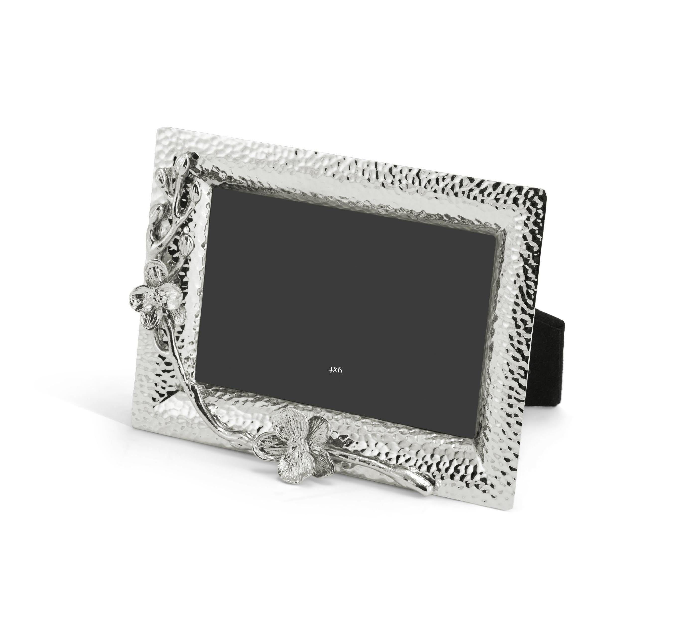 Pequeño marco de fotos contemporáneo con diseño de orquídeas blancas, fabricado en metal niquelado de alta calidad.

Este elegante marco de fotos pequeño inmortalizará tus recuerdos más bonitos. Con su acabado en metal niquelado y su delicada