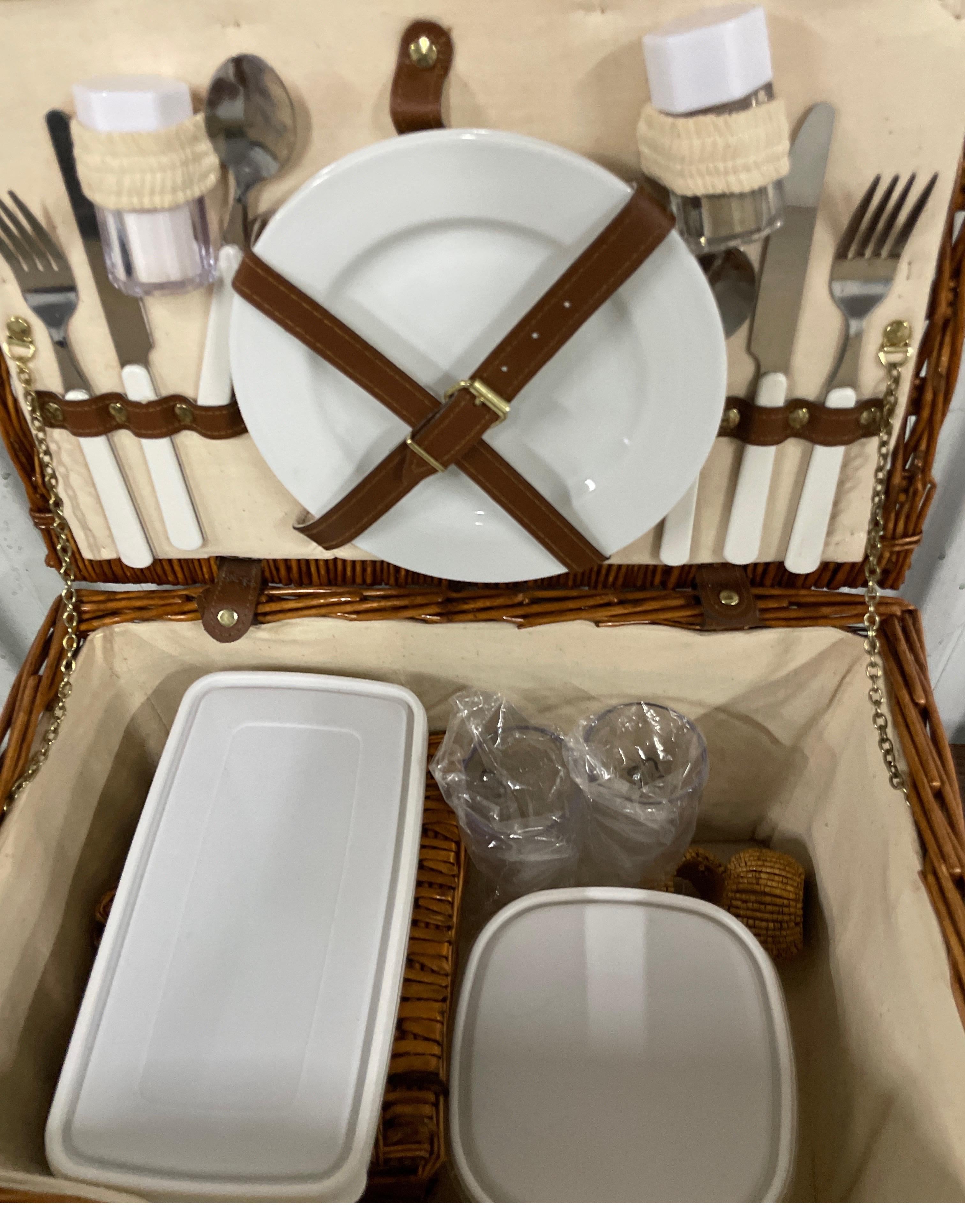 Petit panier pique-nique vintage en osier avec tout le nécessaire pour deux personnes. 
Vaisselle, couverts, verres et récipients pour votre nourriture.
