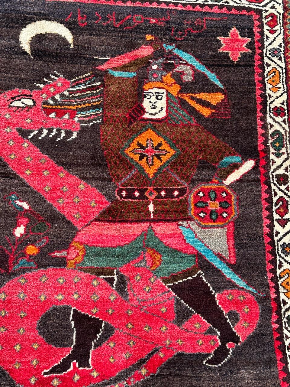 Preciosa alfombra pictórica de finales del siglo XX con un diseño de caza del dragón y bonitos colores, anudada totalmente a mano con lana sobre base de algodón.

✨✨✨
