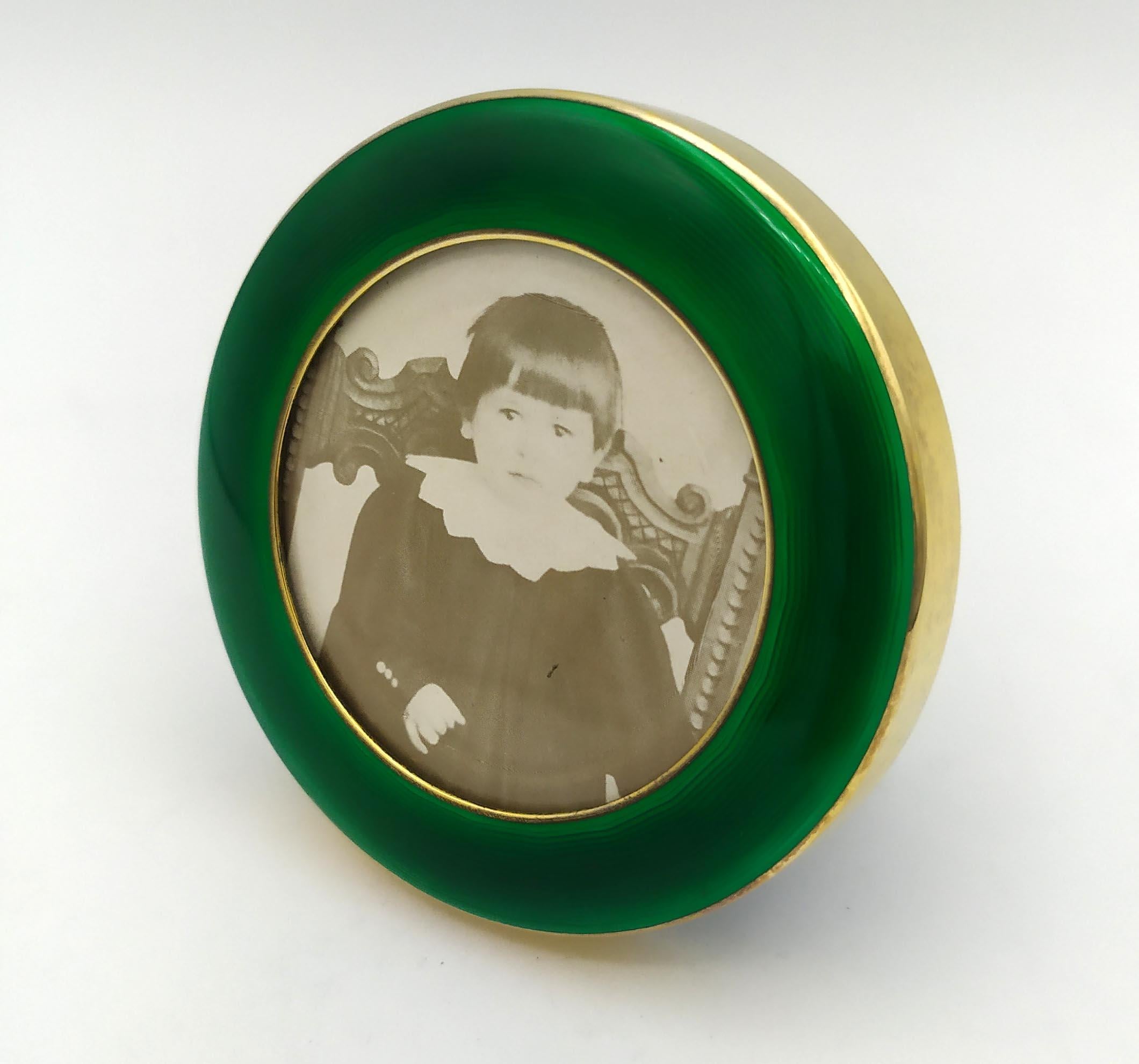 Small round frame with flat edge in 925/1000 sterling silver gold plated with translucent fired enamel on guilloche, English style, early 1900s. External diameter cm. 7.2, internal cm. 4.8. Weight g. 45. Designed by Renato Salimbeni in 1950 and