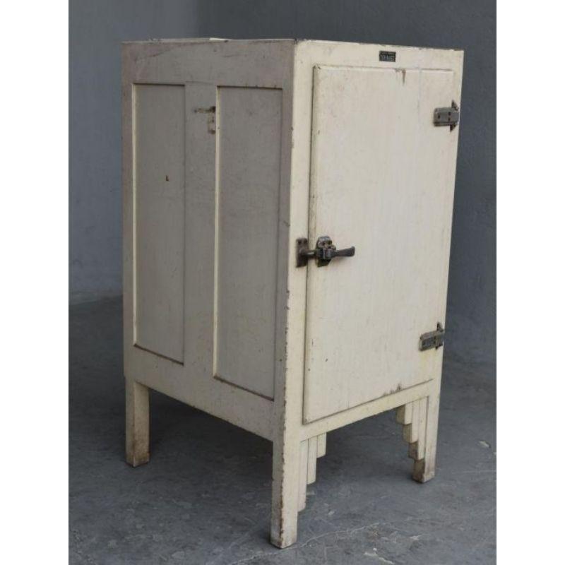 Small piece of furniture called cooler in lacquered wood from the 1930s, which used to keep food cool. Ancestor of the fridge, a loaf of ice was placed in a receptacle provided for this purpose inside the cabinet from above. Height dimension 100 cm