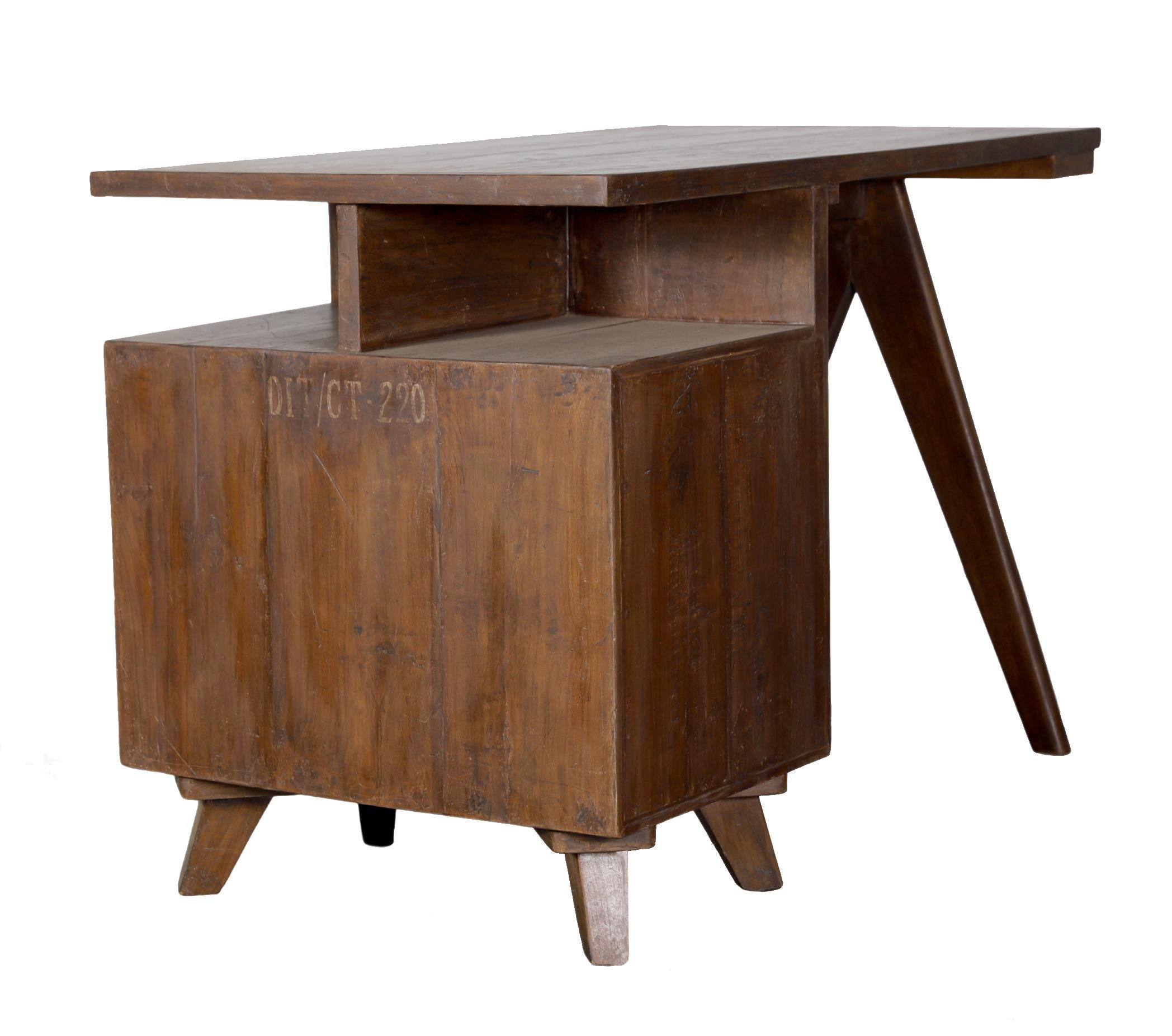 Un fantastico esempio di scrivania compatta disegnata da Pierre Jeanneret per il Progetto Chandigarh, intorno al 1960. 1960. 
Questo esemplare è in teak massiccio.   Due scomparti sopra un piccolo cassetto e un ampio ripostiglio con anta. 
Gambe a