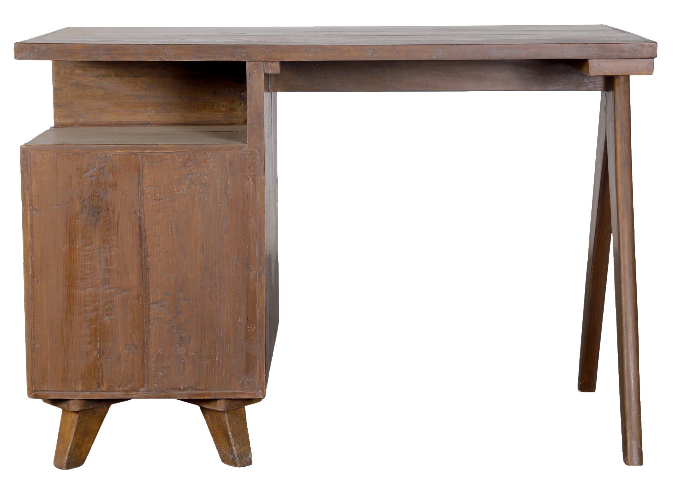 Mid-Century moderno Small Pierre Jeanneret Desk in Solid Teak for the Chandigarh Project ca. 1960 in vendita