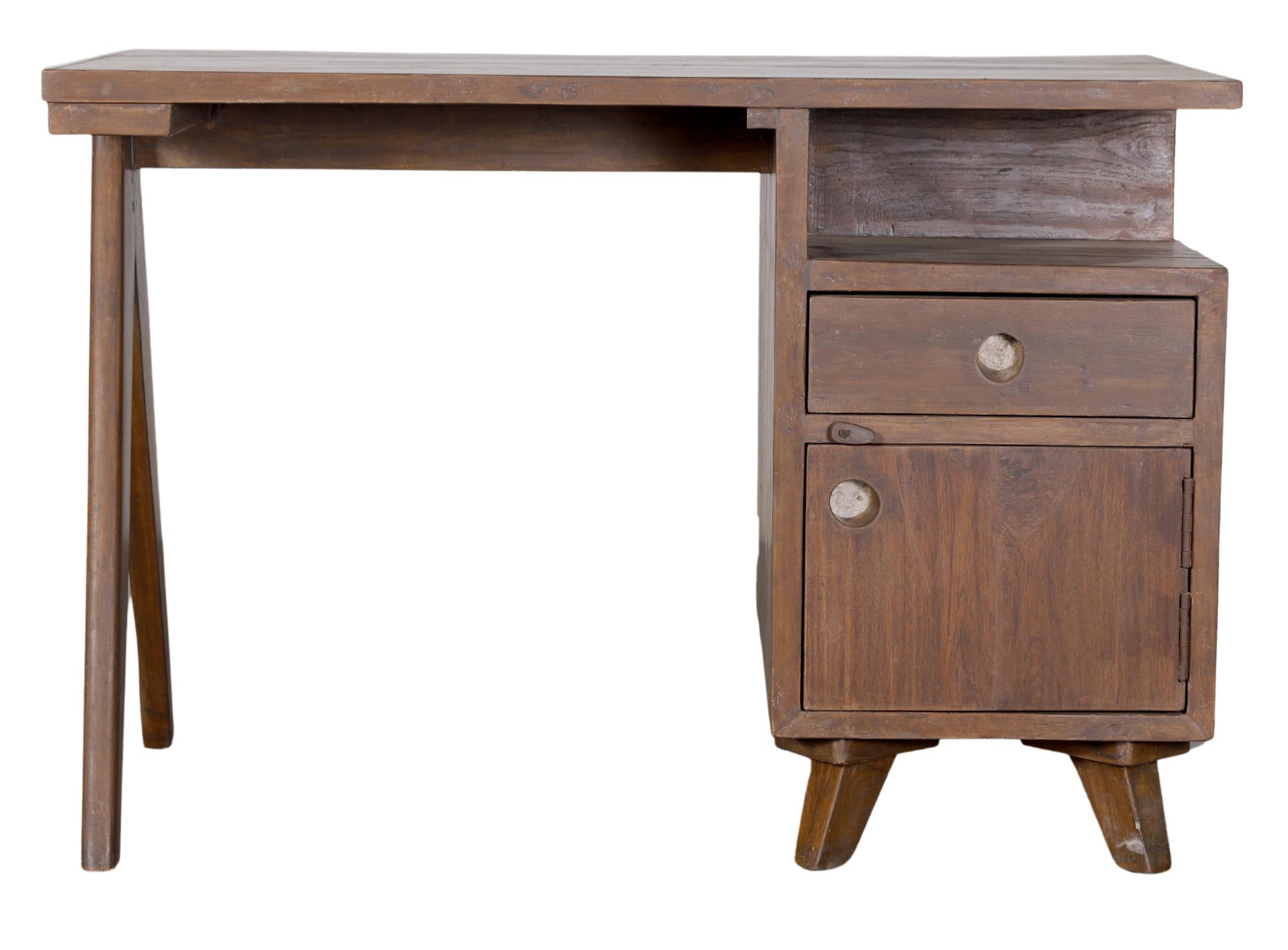 Indiano Small Pierre Jeanneret Desk in Solid Teak for the Chandigarh Project ca. 1960 in vendita