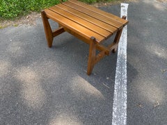 Petite table basse en pin datant d'environ 1950, style Reconstruction