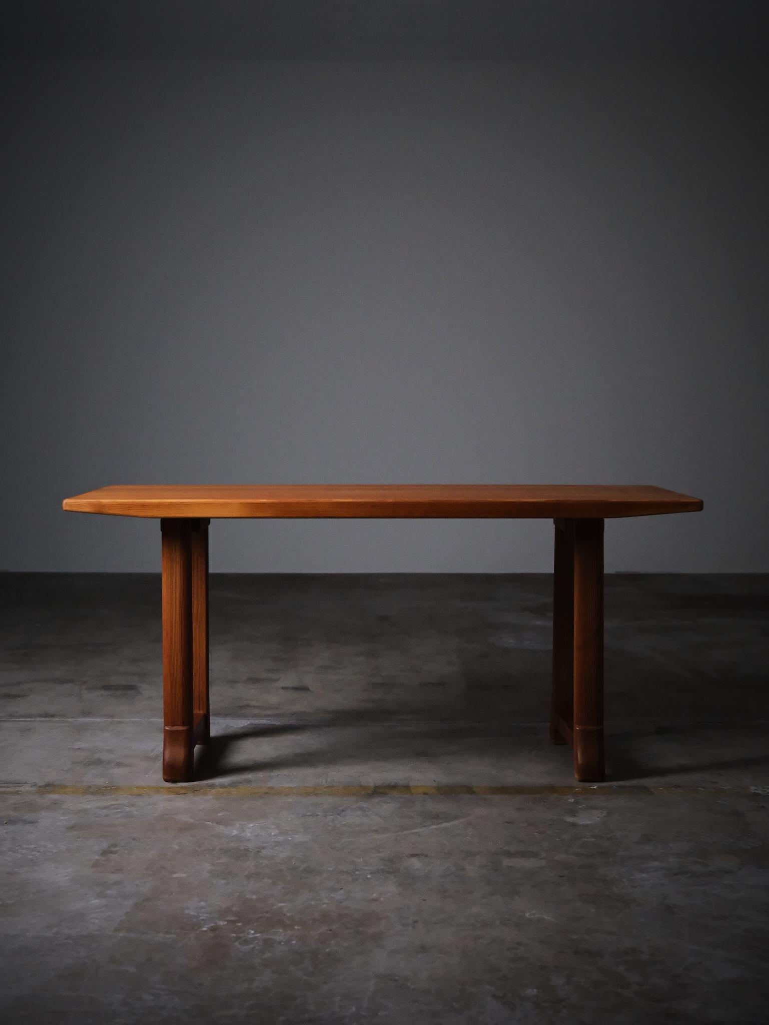 Graziosa consolle realizzata da Carl Malmsten in Svezia nella prima metà del XX secolo. 

Realizzato in pino con un design elegante. 