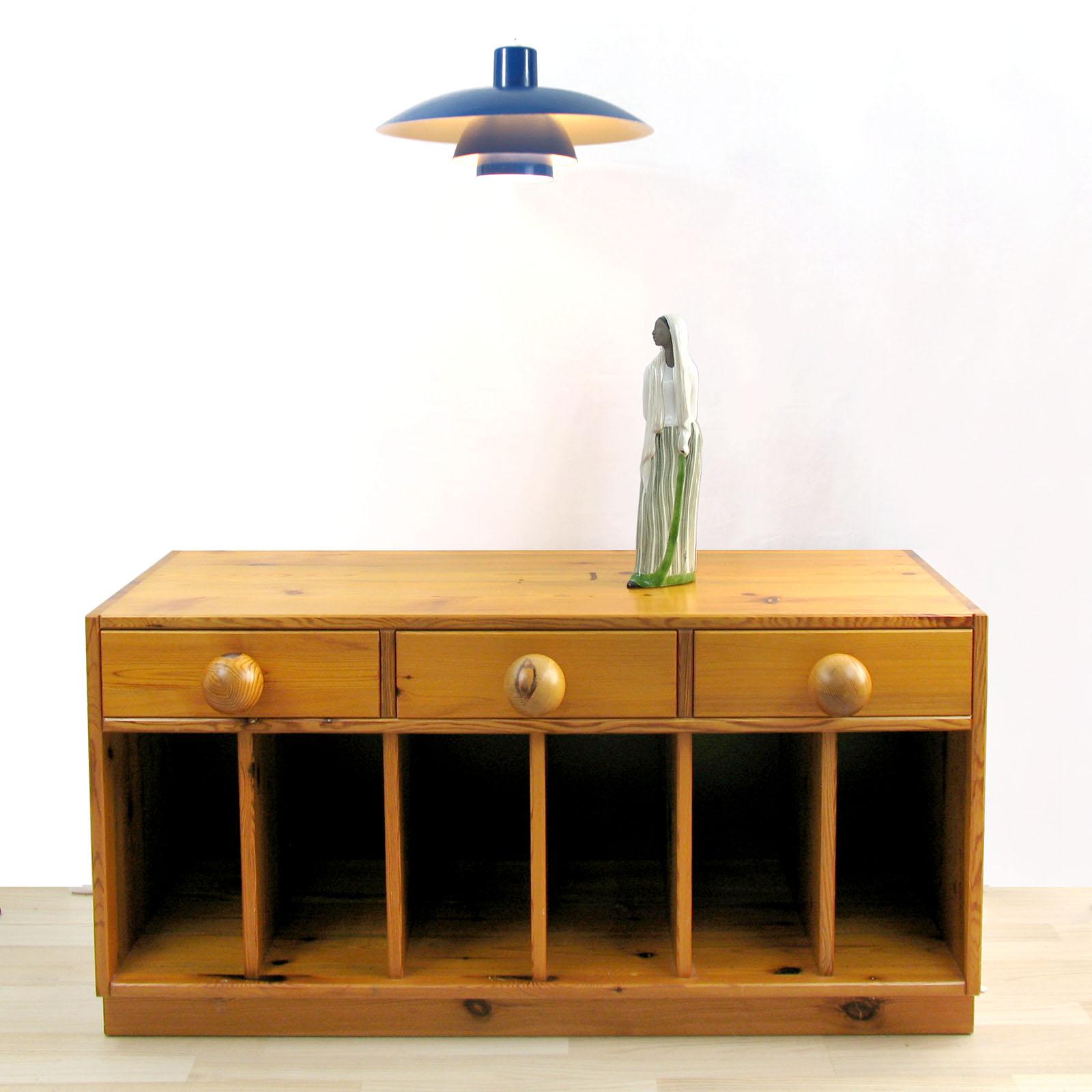 Rare banc à tiroirs ou petit buffet en pin par Sven Larsson, Suède, vers 1970.
Cette pièce est un excellent exemple de l'ère des meubles en pin robuste qui s'est popularisée en Suède à la fin des années 1960. Le buffet est fabriqué en pin massif
