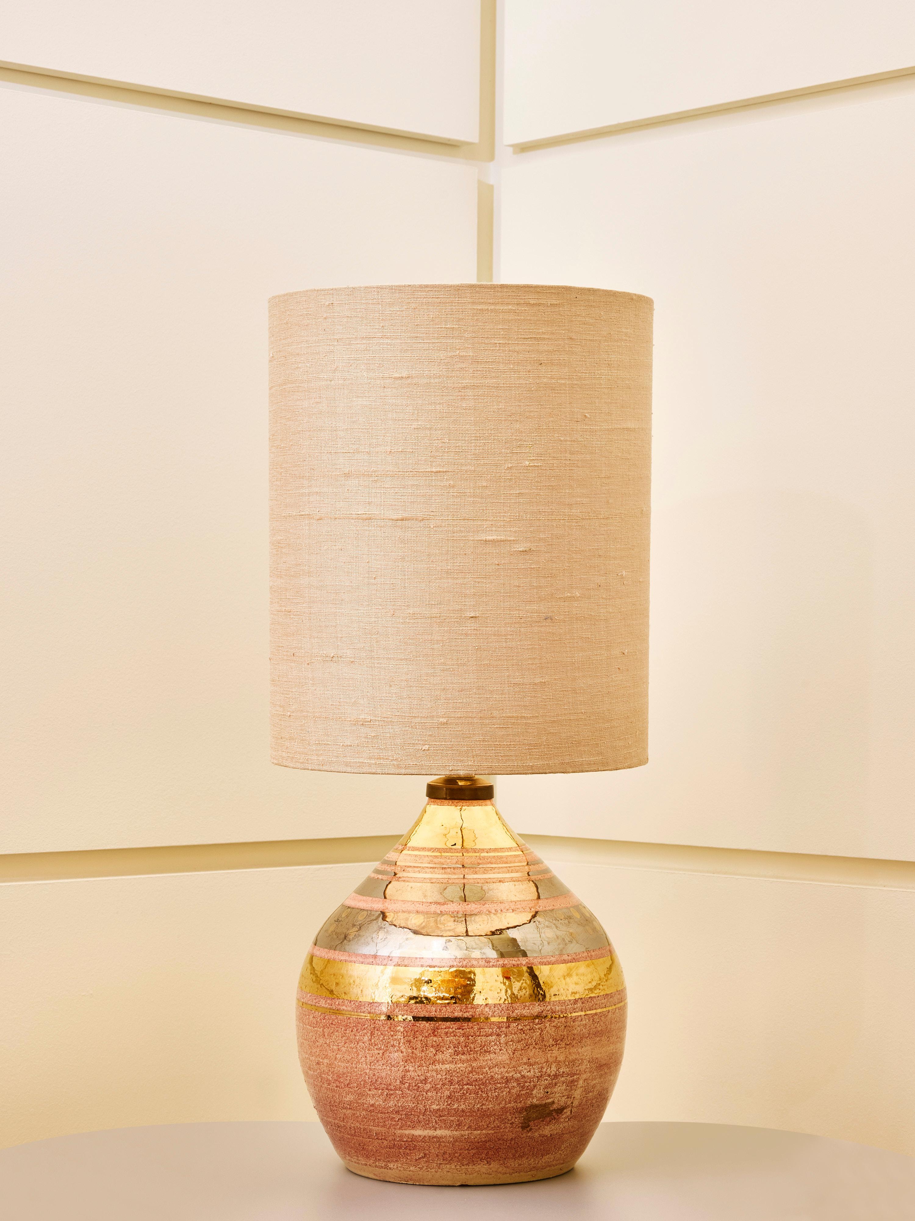 Impresionante lámpara de sobremesa de cerámica hecha a mano por Georges Pelletier, célebre ceramista francés conocido por su característica fusión de formas escultóricas y juguetonas perforaciones de luz. Esta pieza ejemplifica el estilo