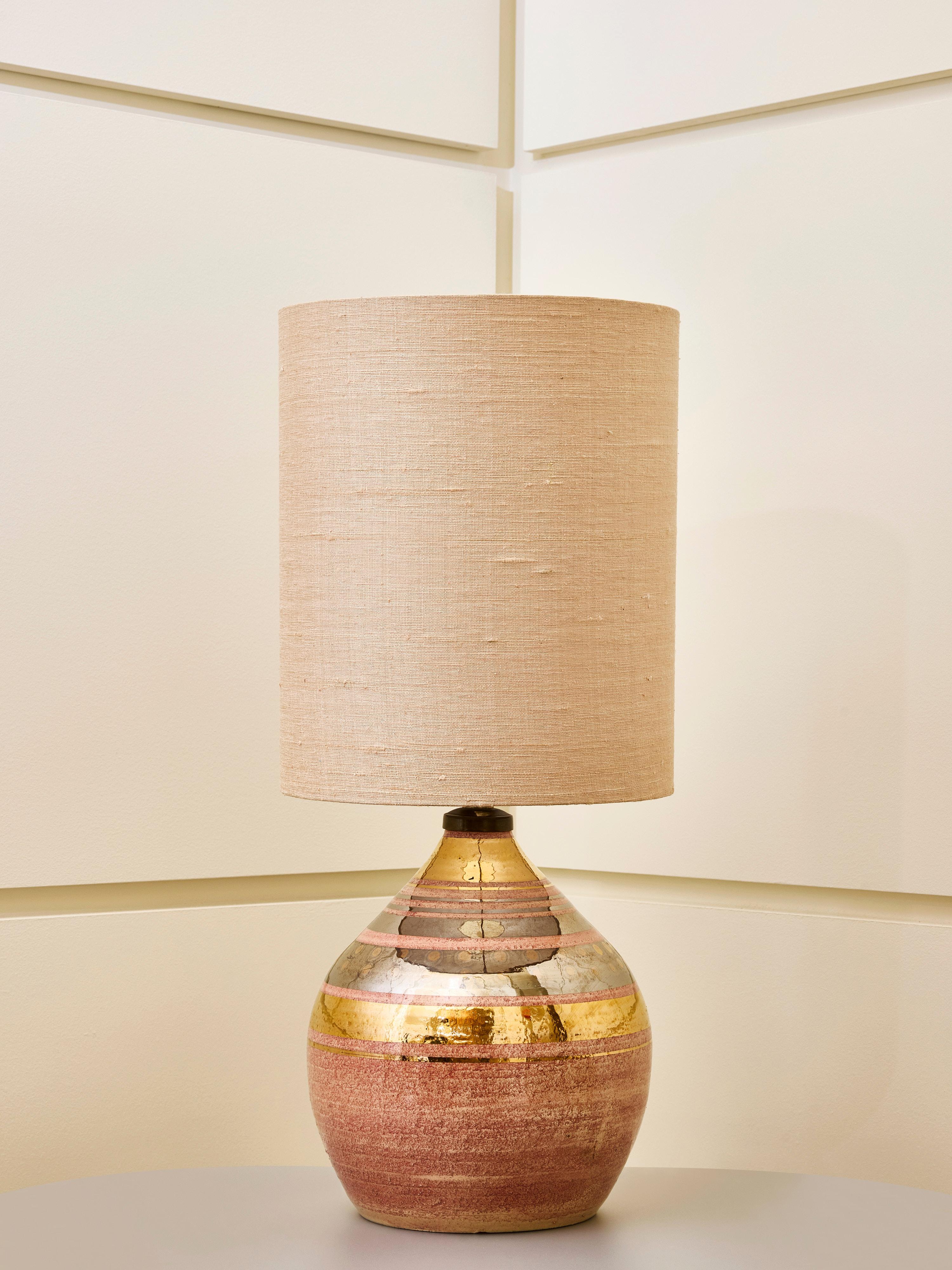 Pequeña lámpara de sobremesa de cerámica rosa, dorada y plateada de Georges Pelletier Moderno de mediados de siglo en venta