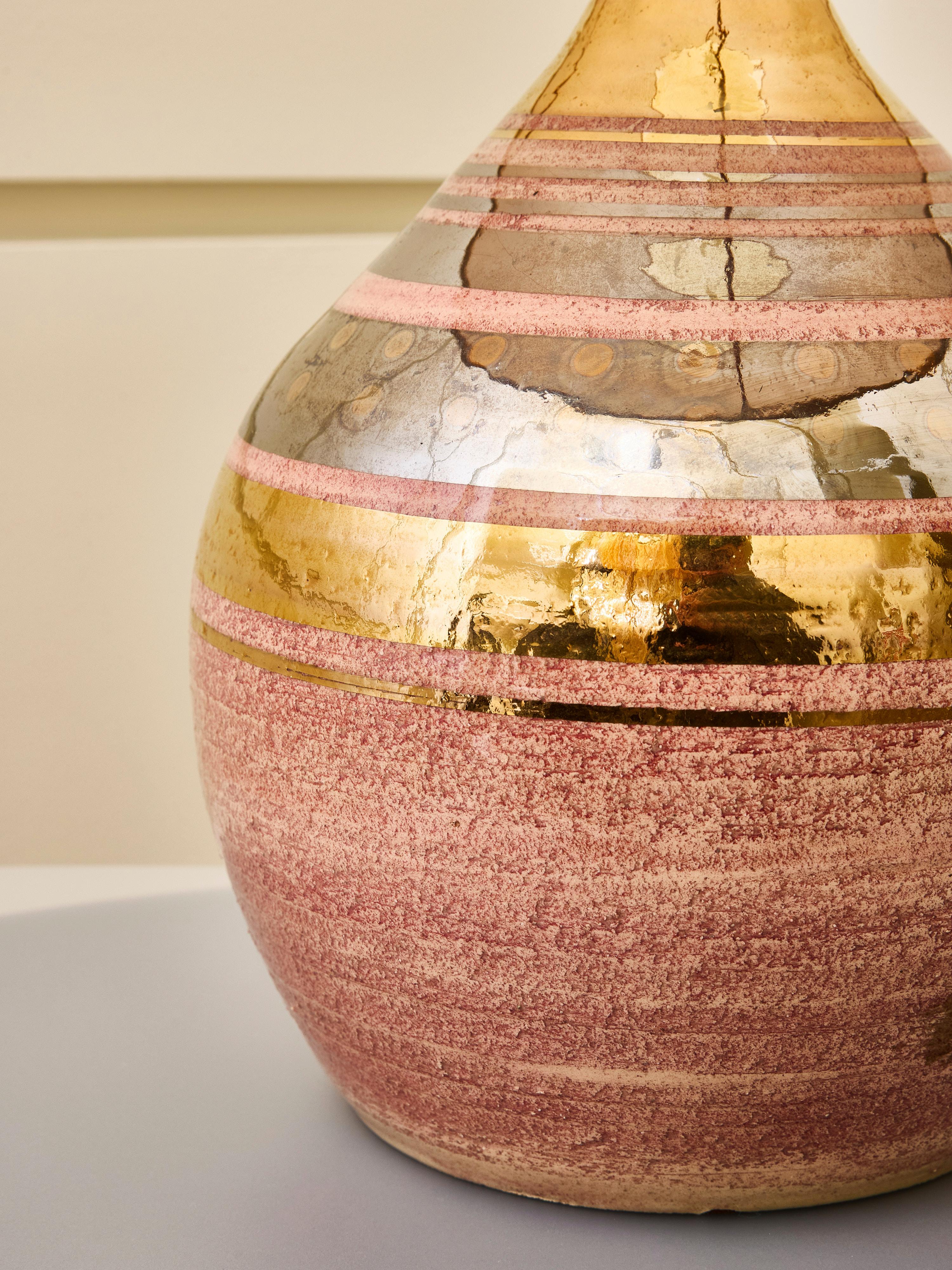 Pequeña lámpara de sobremesa de cerámica rosa, dorada y plateada de Georges Pelletier Francés en venta